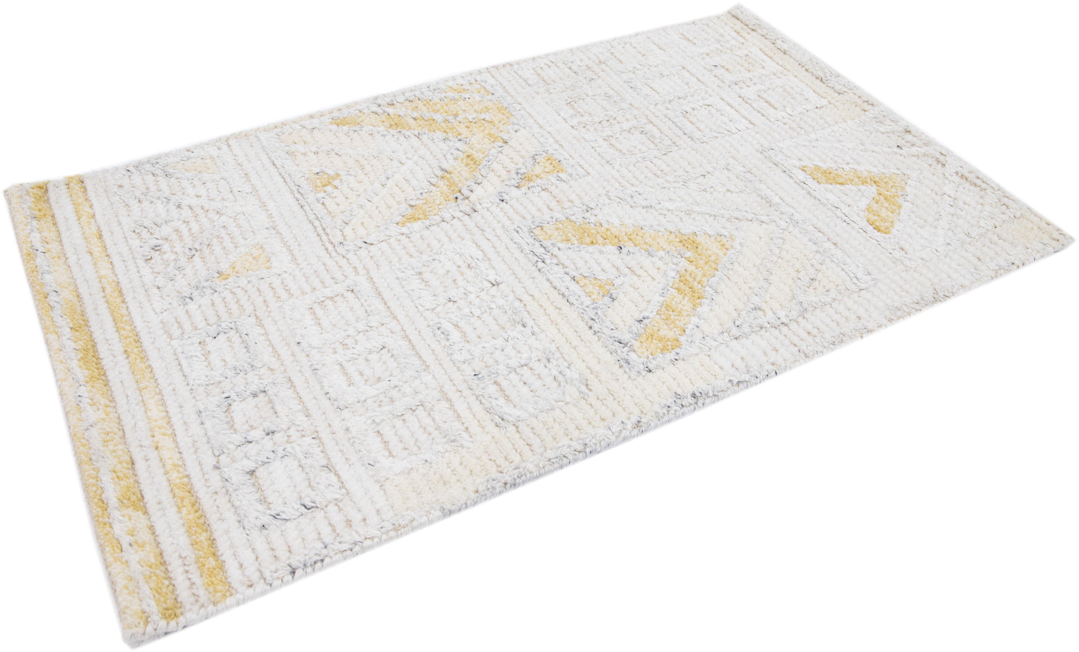 Noué à la main Tapis en laine beige de style suédois moderne fait à la main en vente