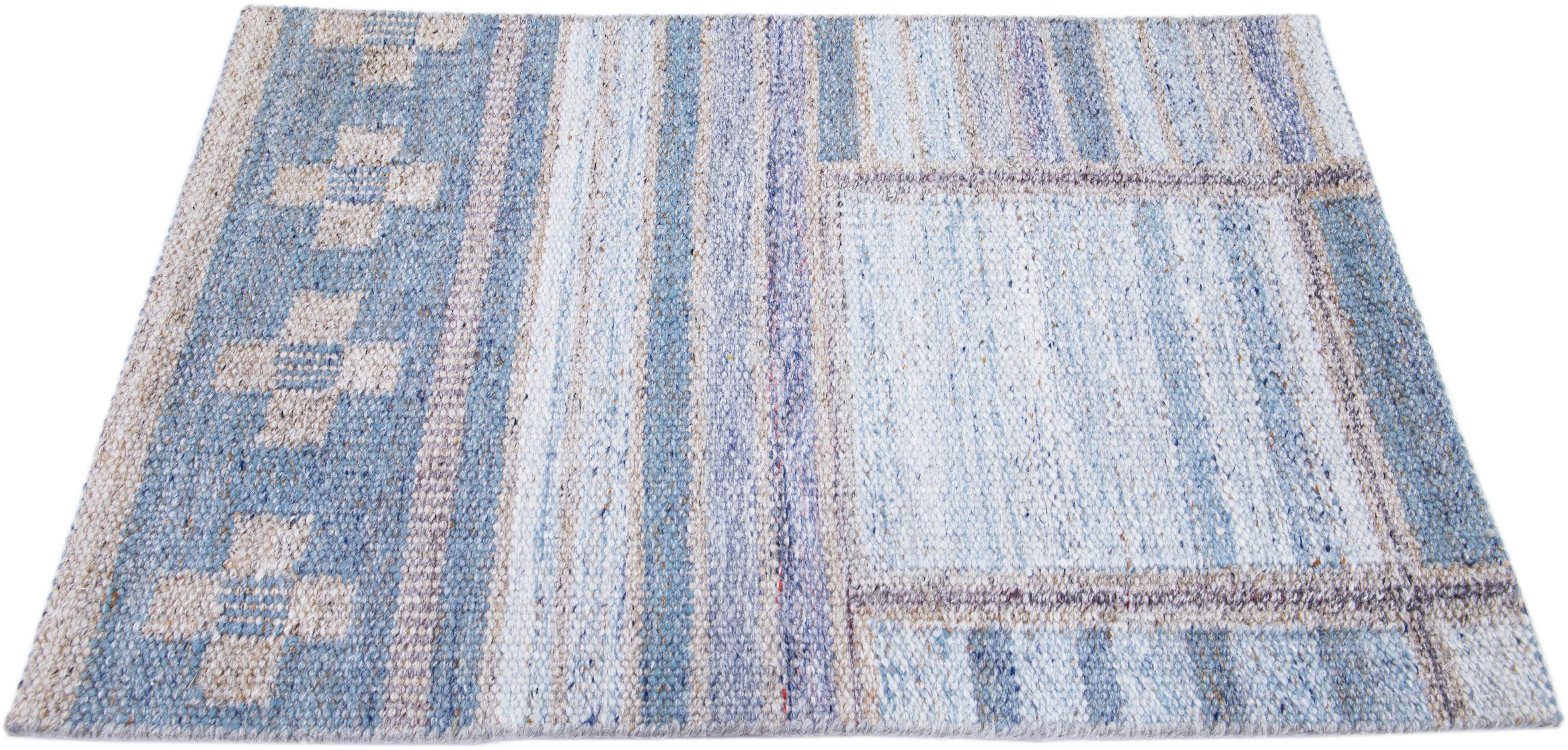 Moderner handgefertigter blauer Wollteppich im schwedischen Stil (Indisch) im Angebot