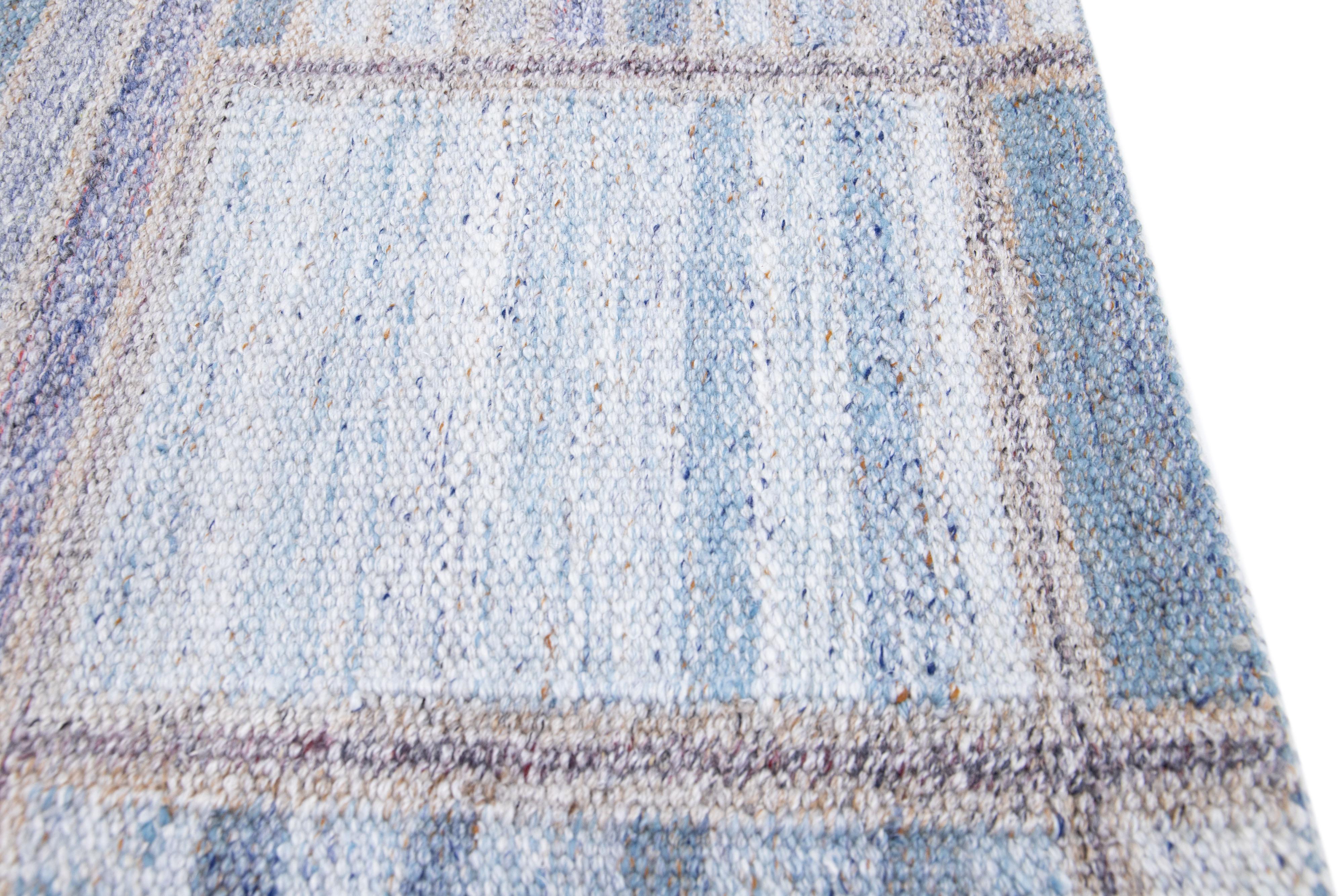 Moderner handgefertigter blauer Wollteppich im schwedischen Stil (Handgeknüpft) im Angebot