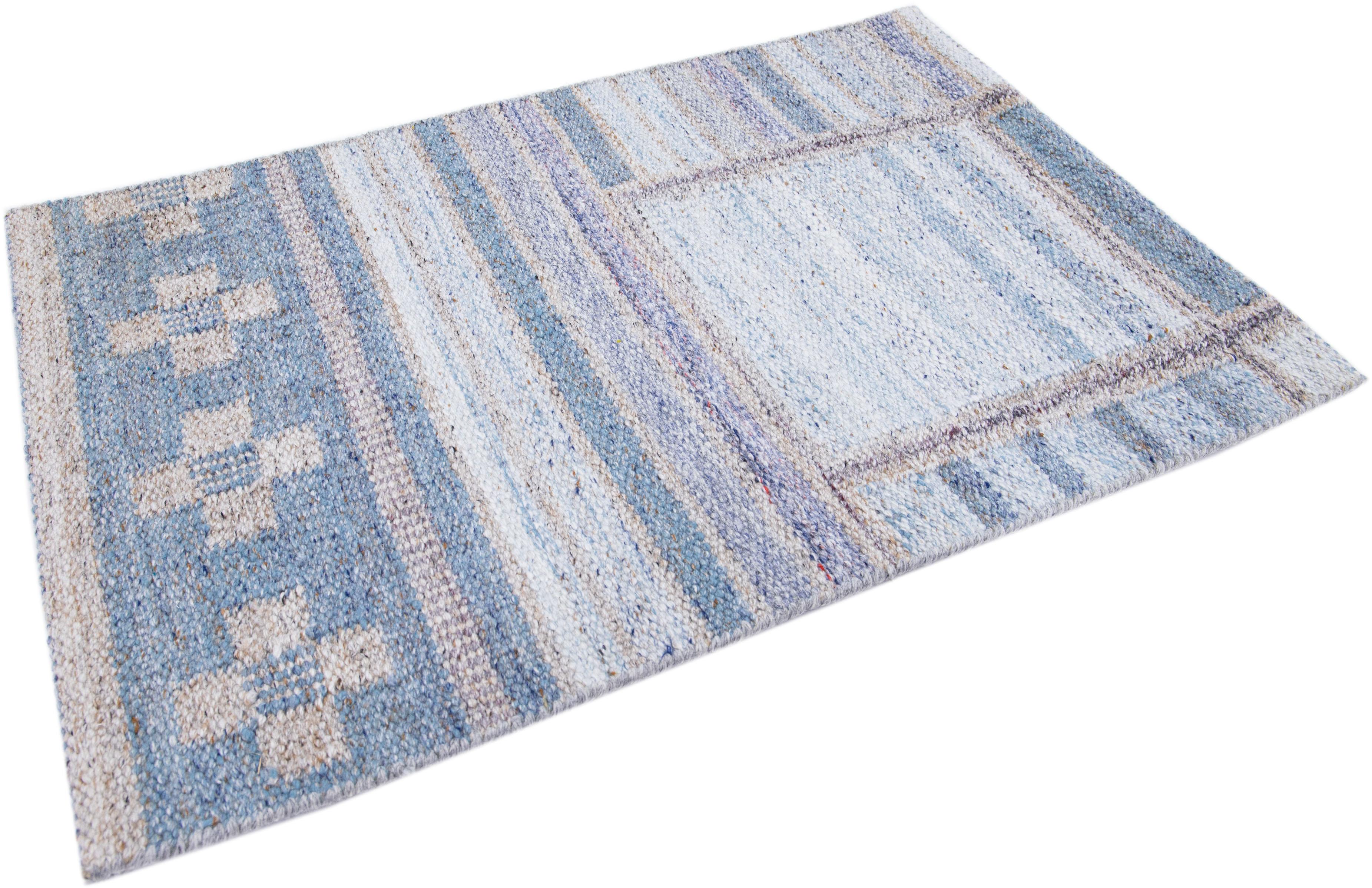 Moderner handgefertigter blauer Wollteppich im schwedischen Stil im Zustand „Starke Gebrauchsspuren“ im Angebot in Norwalk, CT
