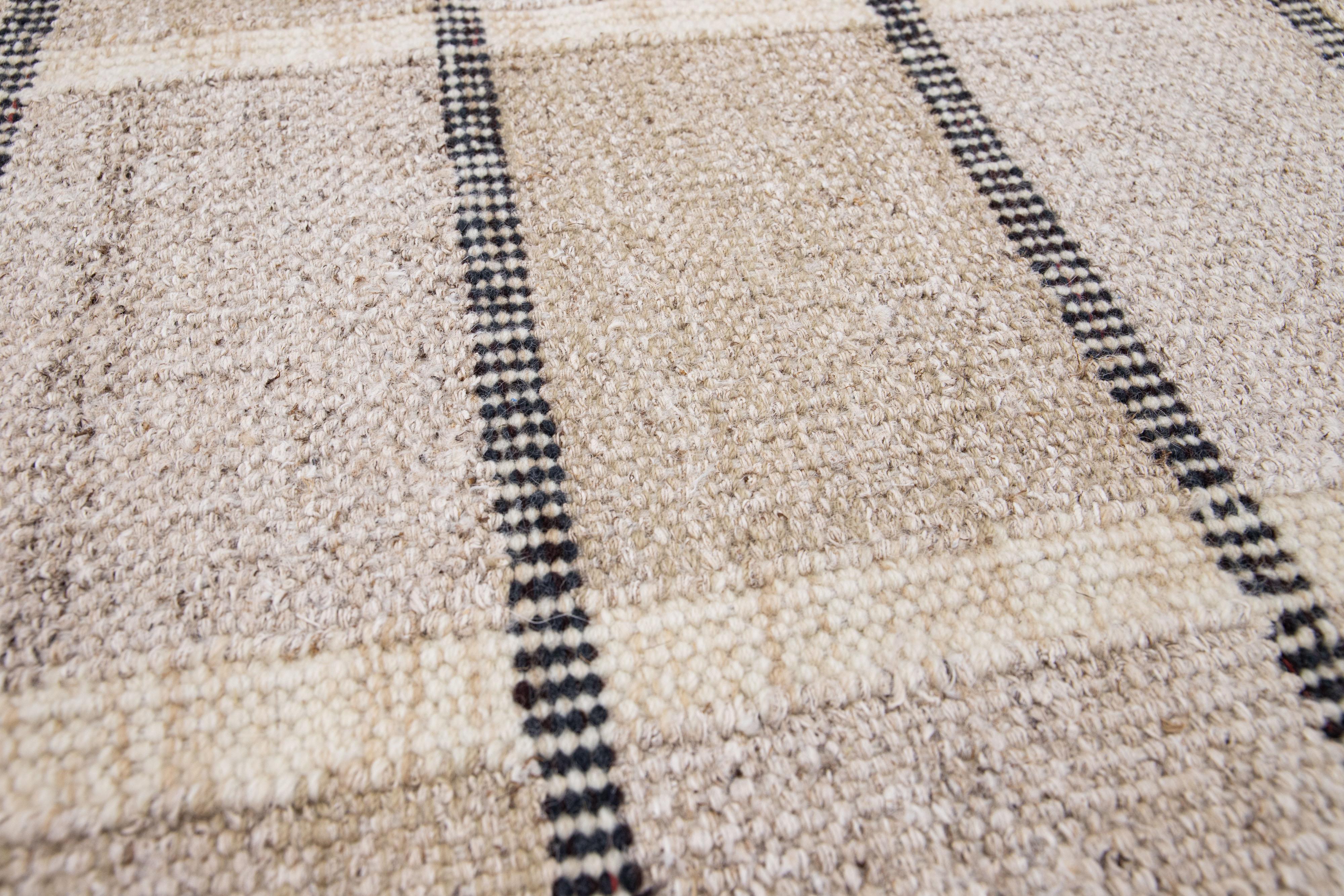 Tapis personnalisé en laine de style suédois moderne d'Apadana. Dimensions et couleurs personnalisées sur demande.

Matière : Laine de Nouvelle-Zélande.
Techniques : Tissé à la main.
Style : Moderne Suédois.
Délai d'exécution : Environ 15-16