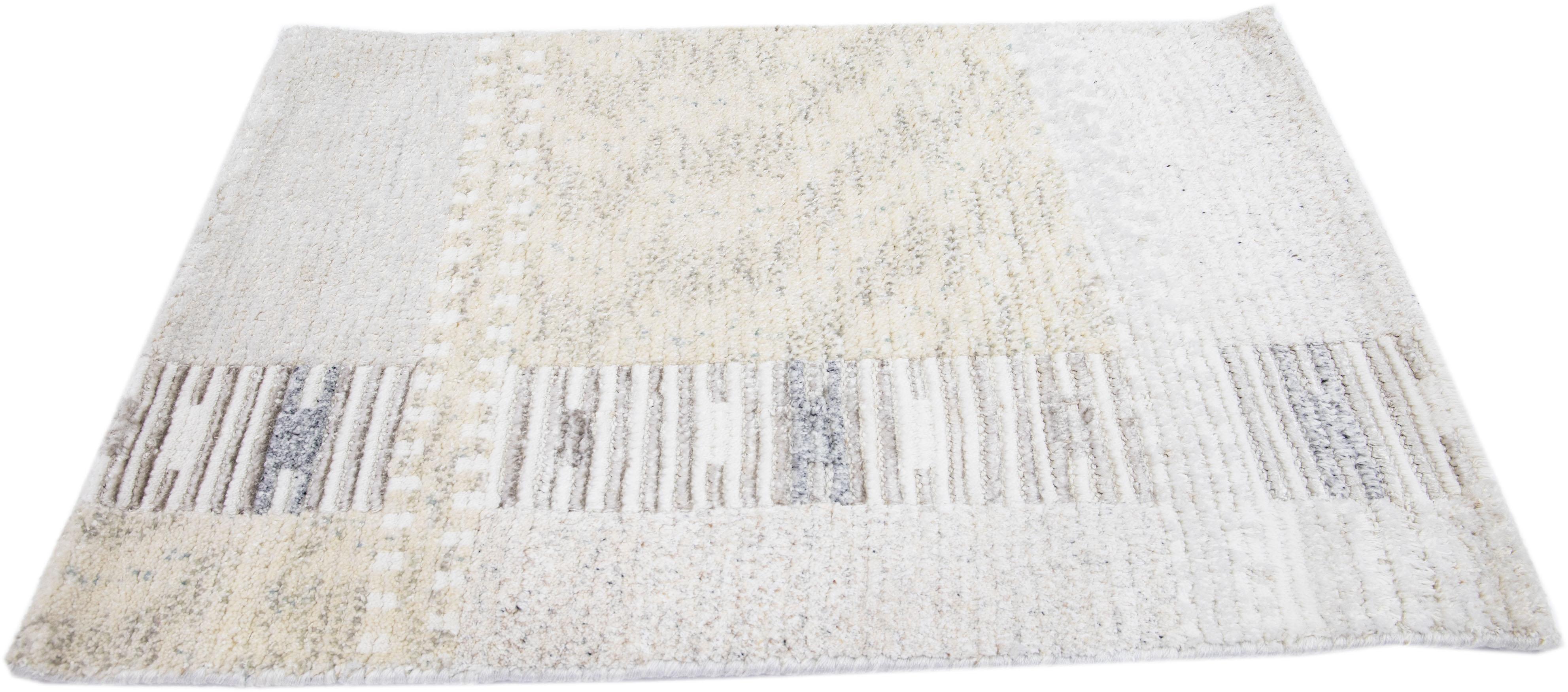 Moderne The Moderns Handmade Swedish Style Custom Beige Wool Rug (tapis de laine beige moderne fait à la main) en vente