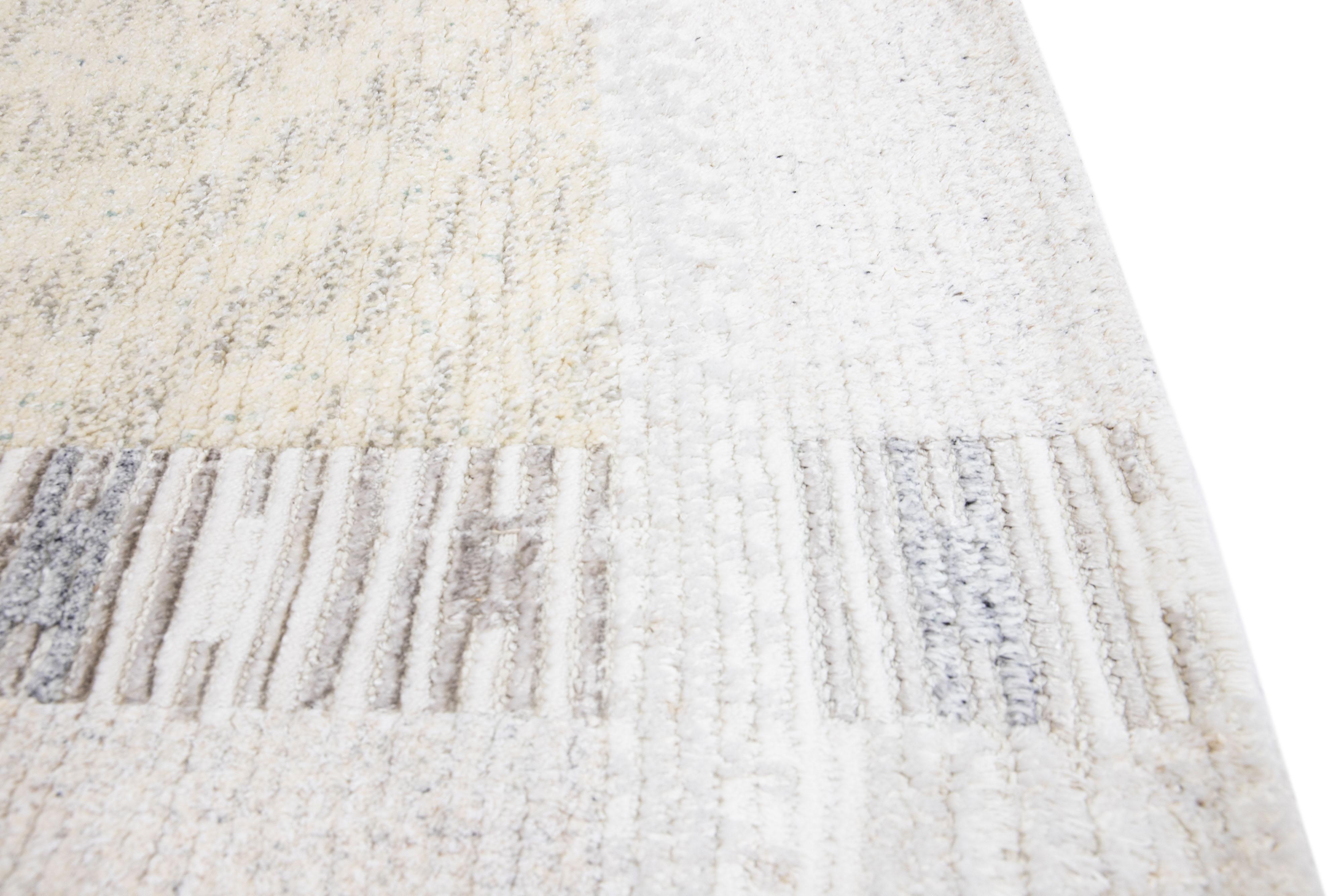 Indien The Moderns Handmade Swedish Style Custom Beige Wool Rug (tapis de laine beige moderne fait à la main) en vente