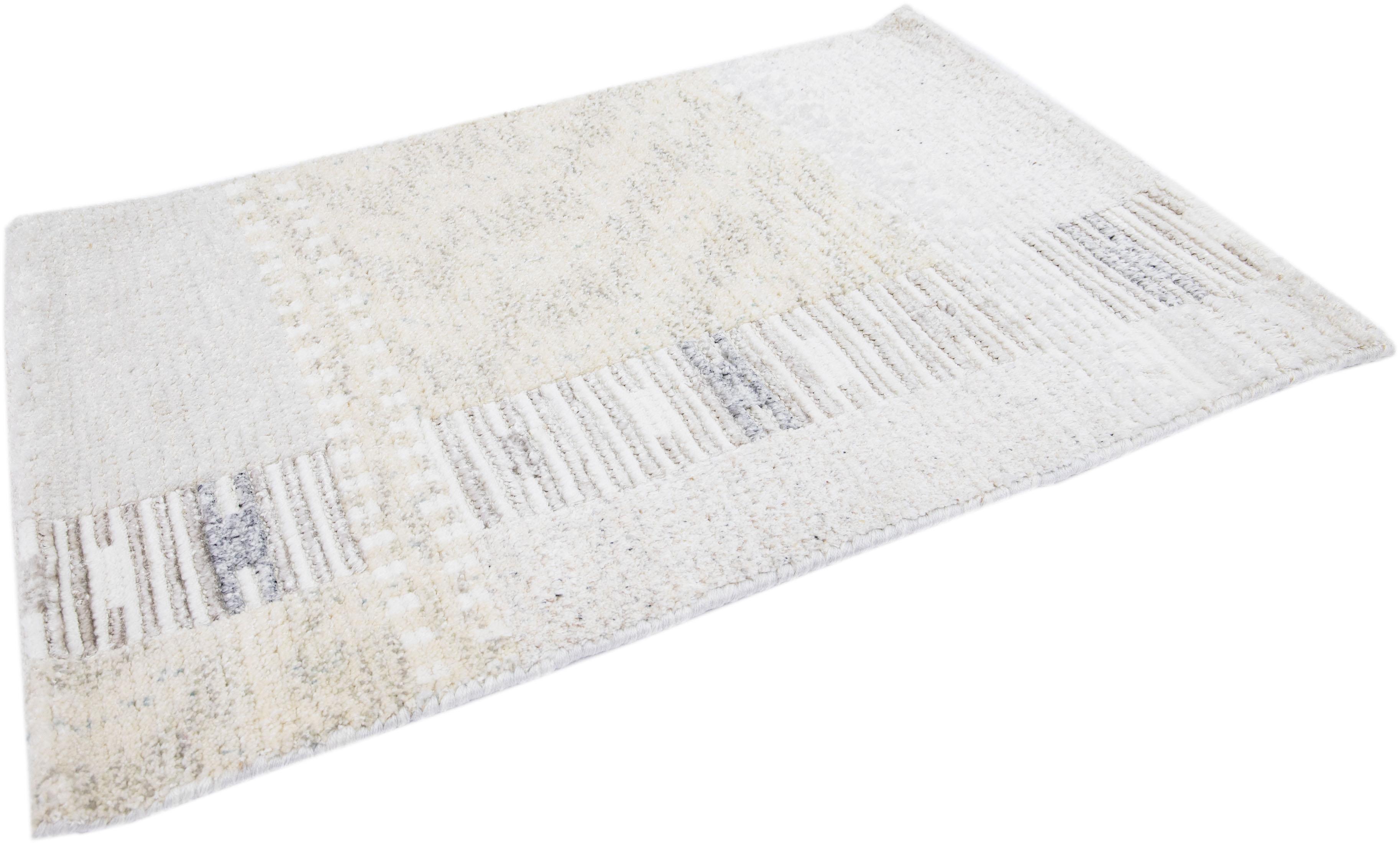 Noué à la main The Moderns Handmade Swedish Style Custom Beige Wool Rug (tapis de laine beige moderne fait à la main) en vente
