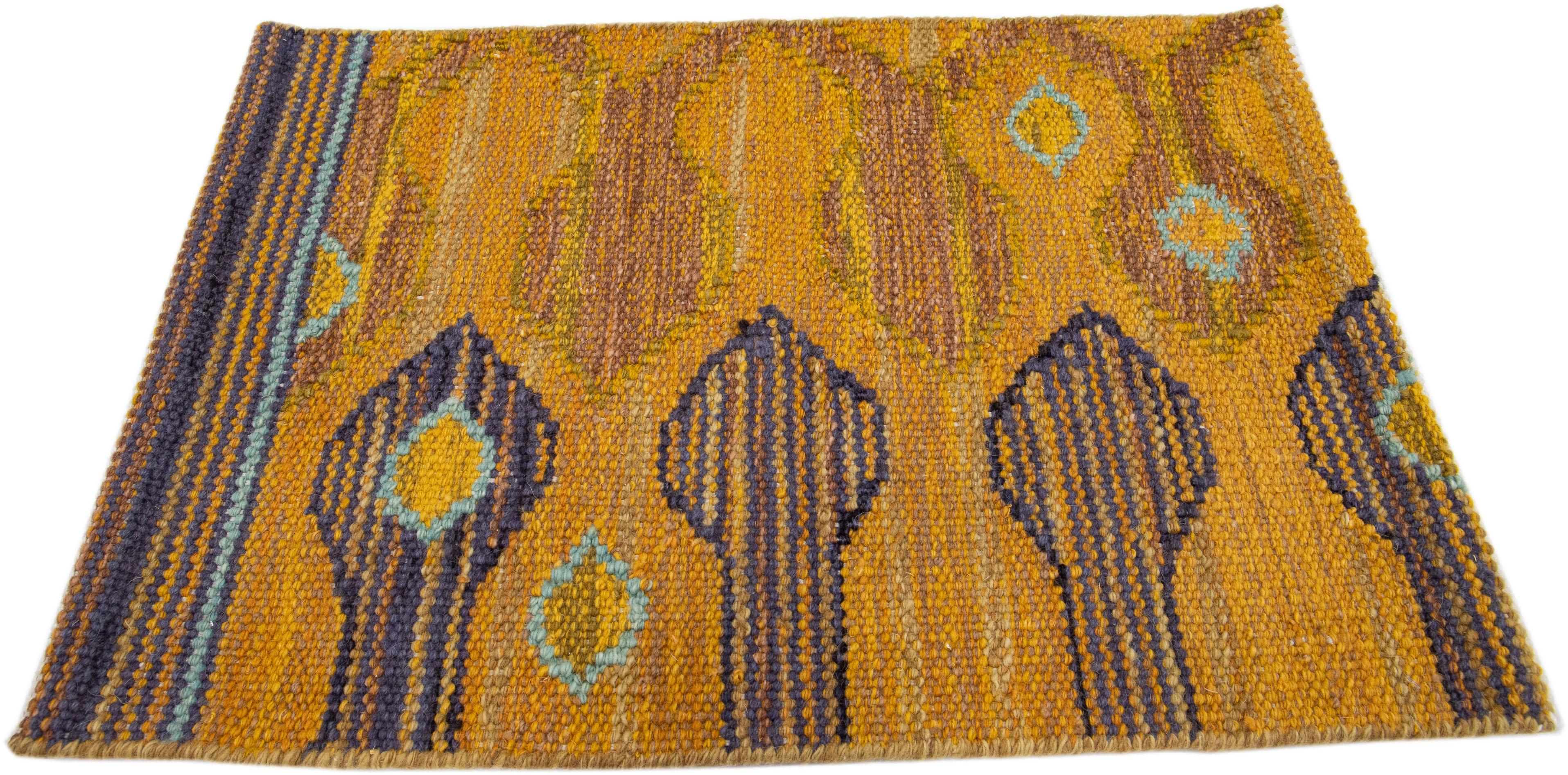 Moderne Tapis moderne en laine dorée fait à la main de style suédois sur mesure en vente
