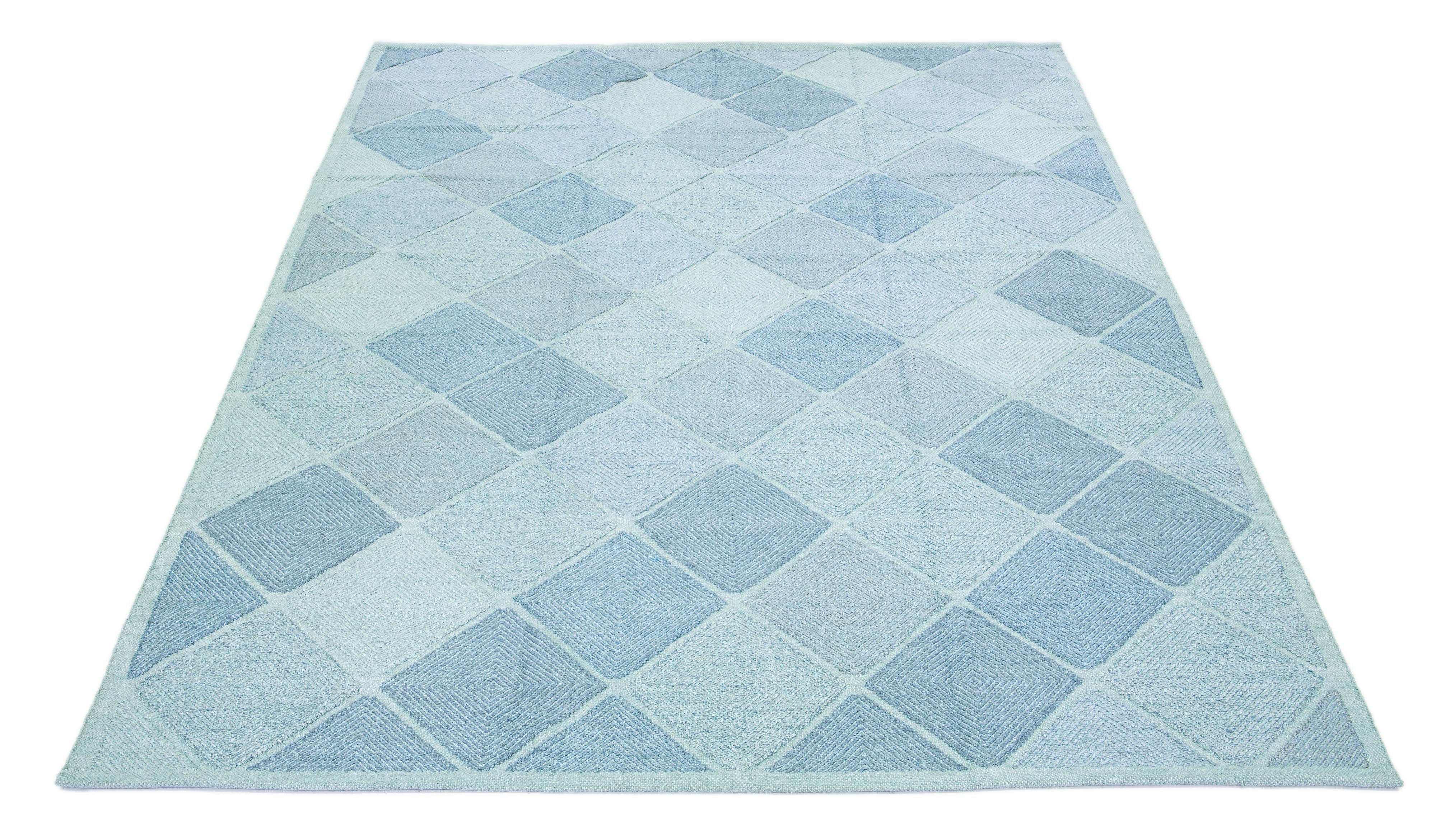 Schöner moderner Wollteppich im schwedischen Stil mit einem türkisblauen Feld. Dieser schwedische Teppich hat ein wunderschönes geometrisches Allover-Muster.

 Dieser Teppich misst: 10' x 14'2