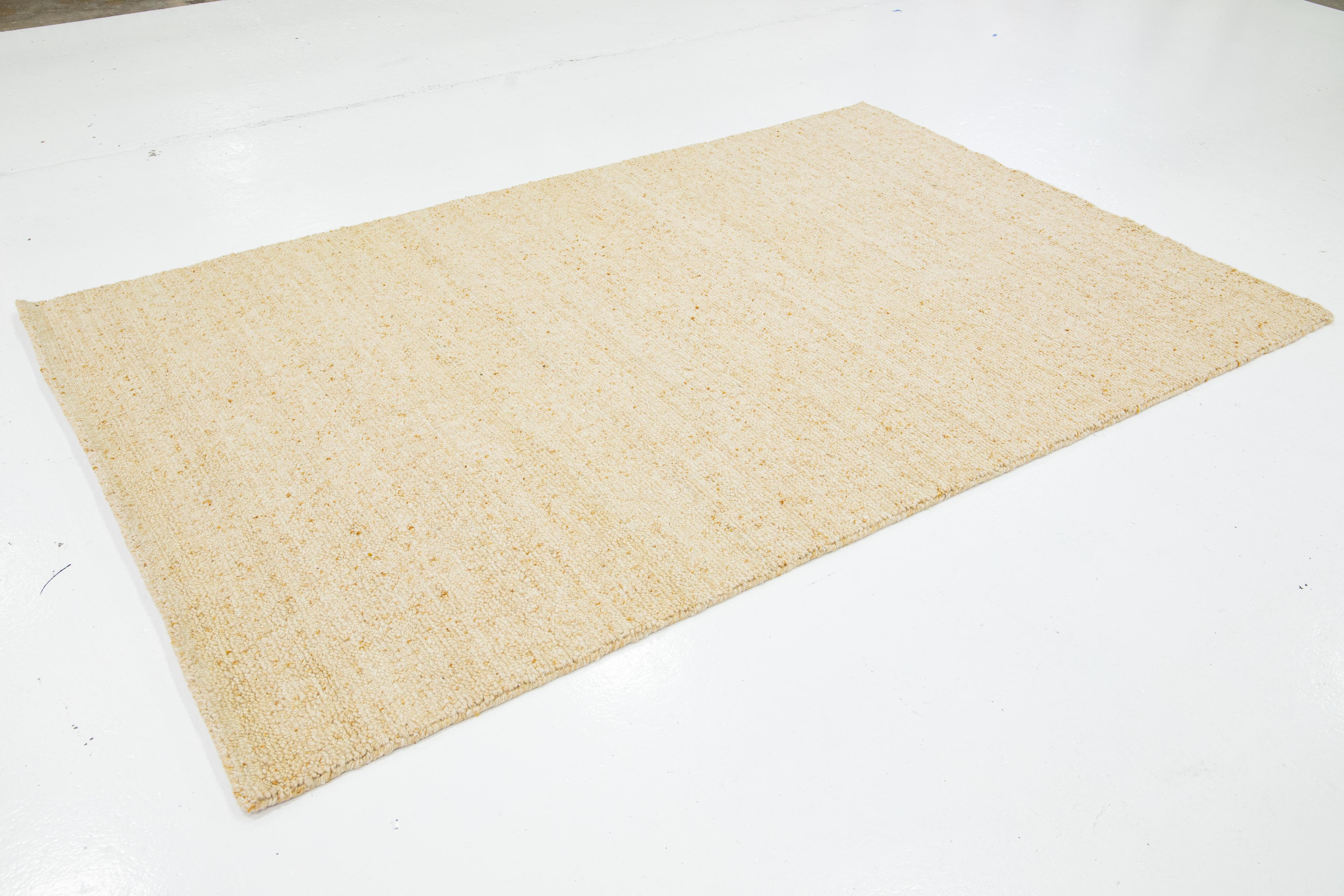 Moderner handgefertigter Wollteppich mit Textur in Beige (Indisch) im Angebot