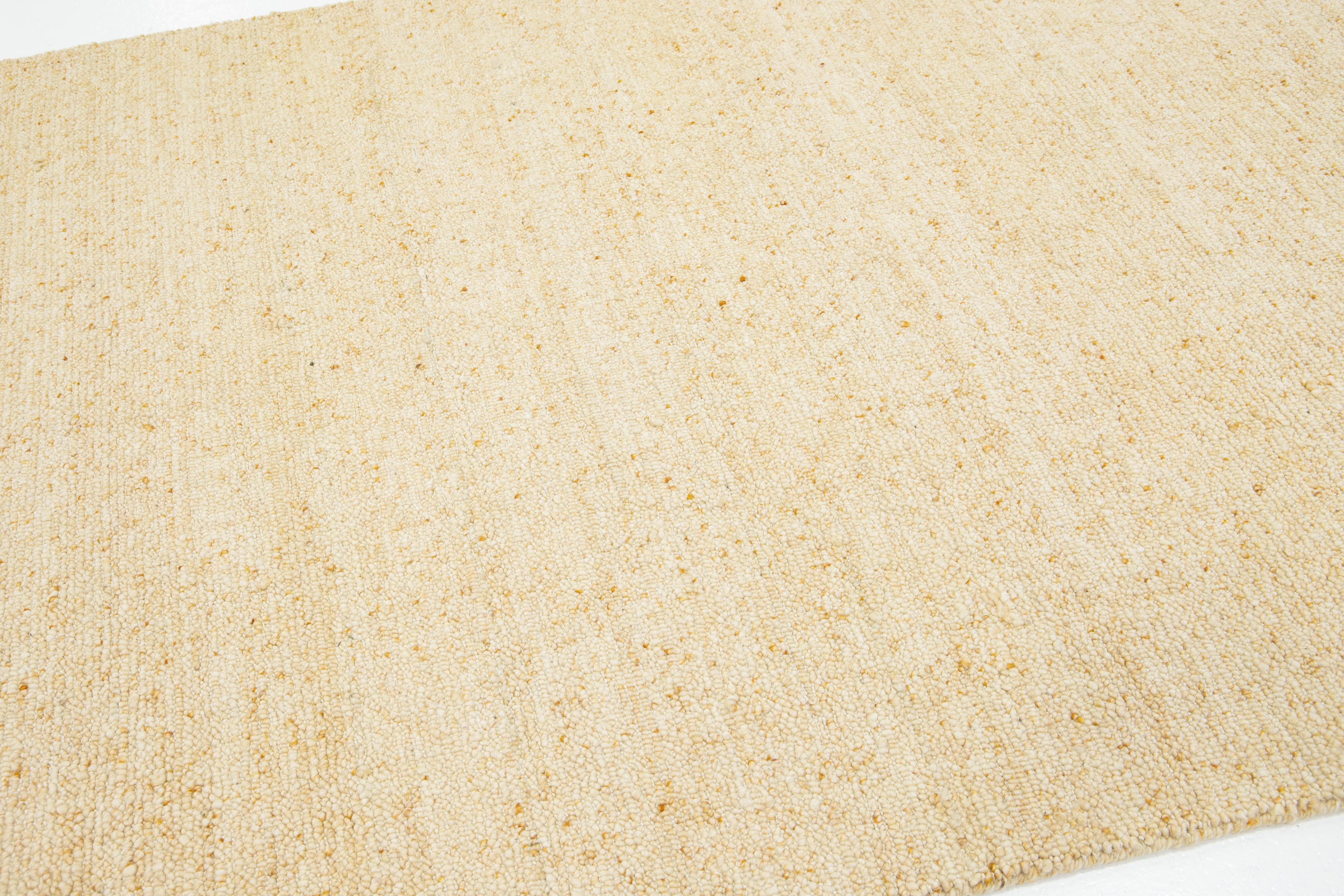 Moderner handgefertigter Wollteppich mit Textur in Beige (Handgeknüpft) im Angebot