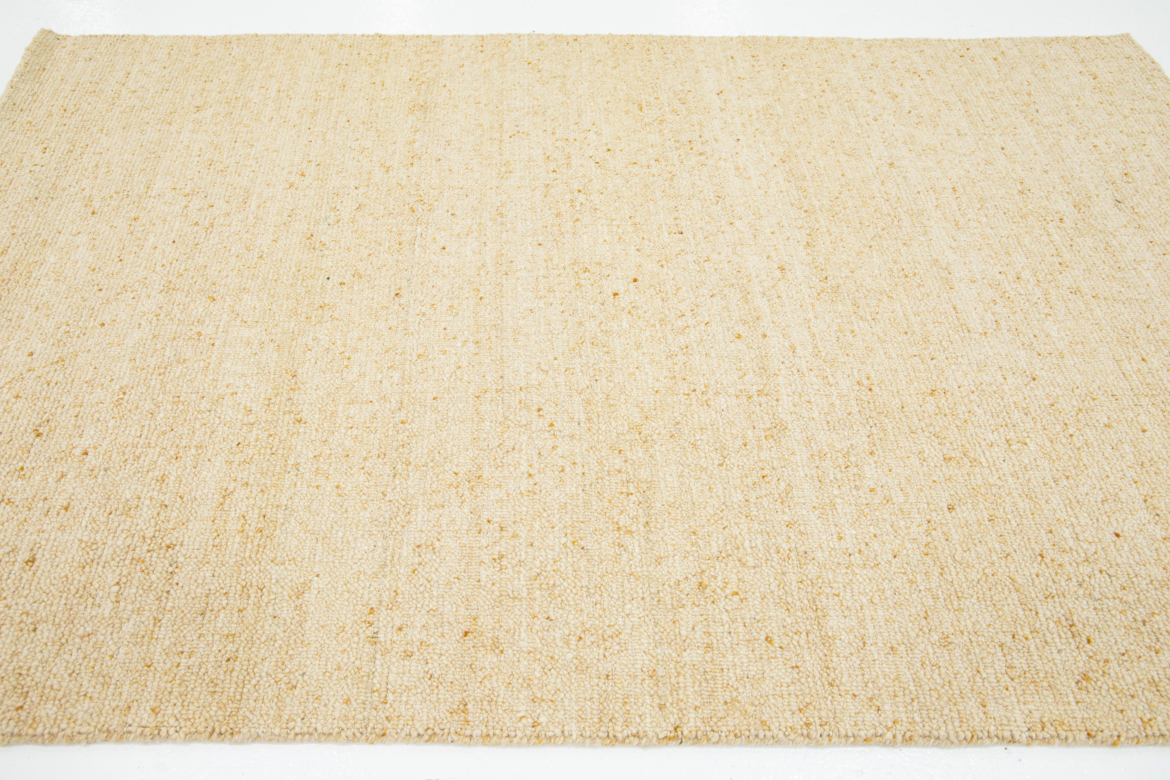 Moderner handgefertigter Wollteppich mit Textur in Beige im Zustand „Neu“ im Angebot in Norwalk, CT