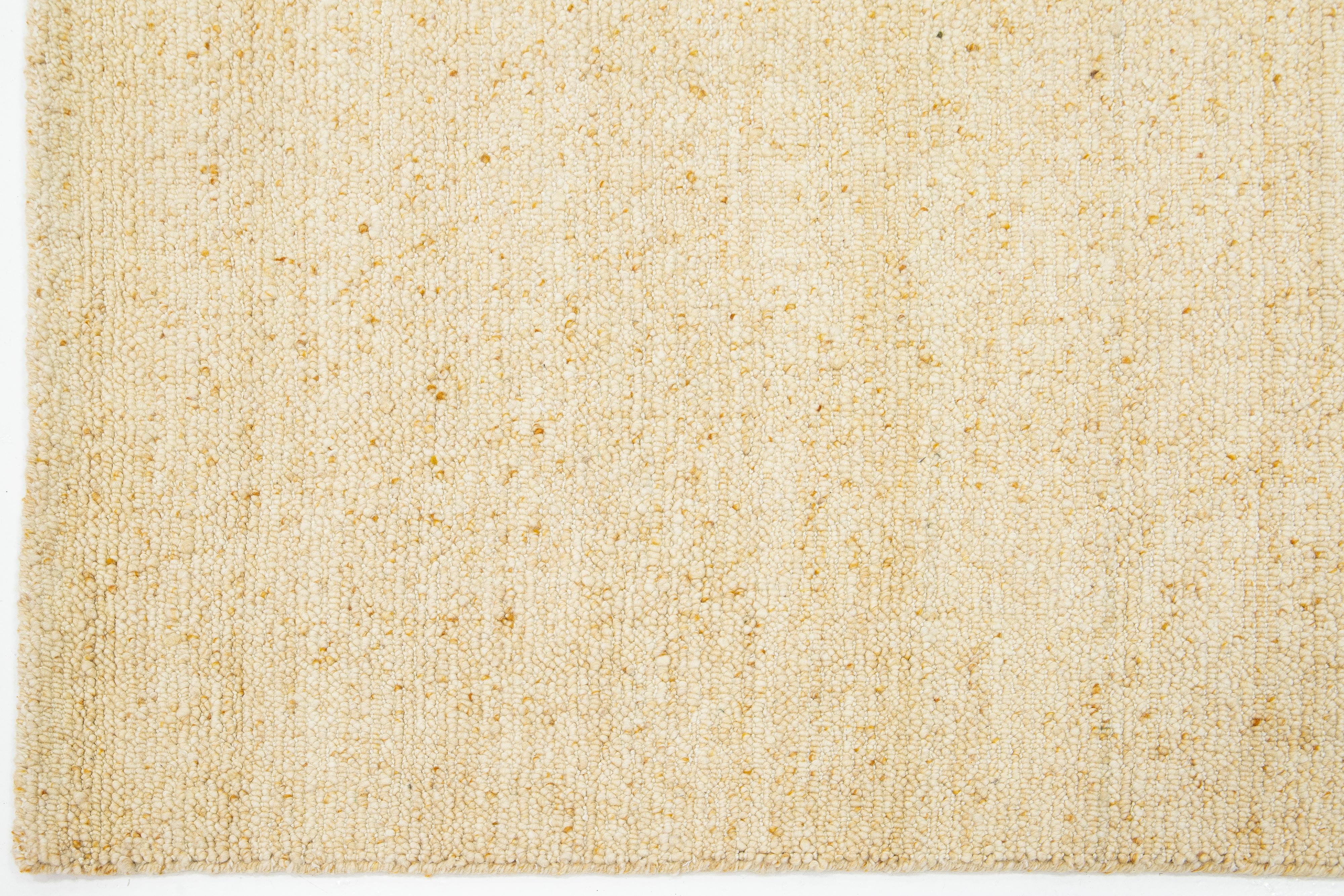 Moderner handgefertigter Wollteppich mit Textur in Beige (21. Jahrhundert und zeitgenössisch) im Angebot