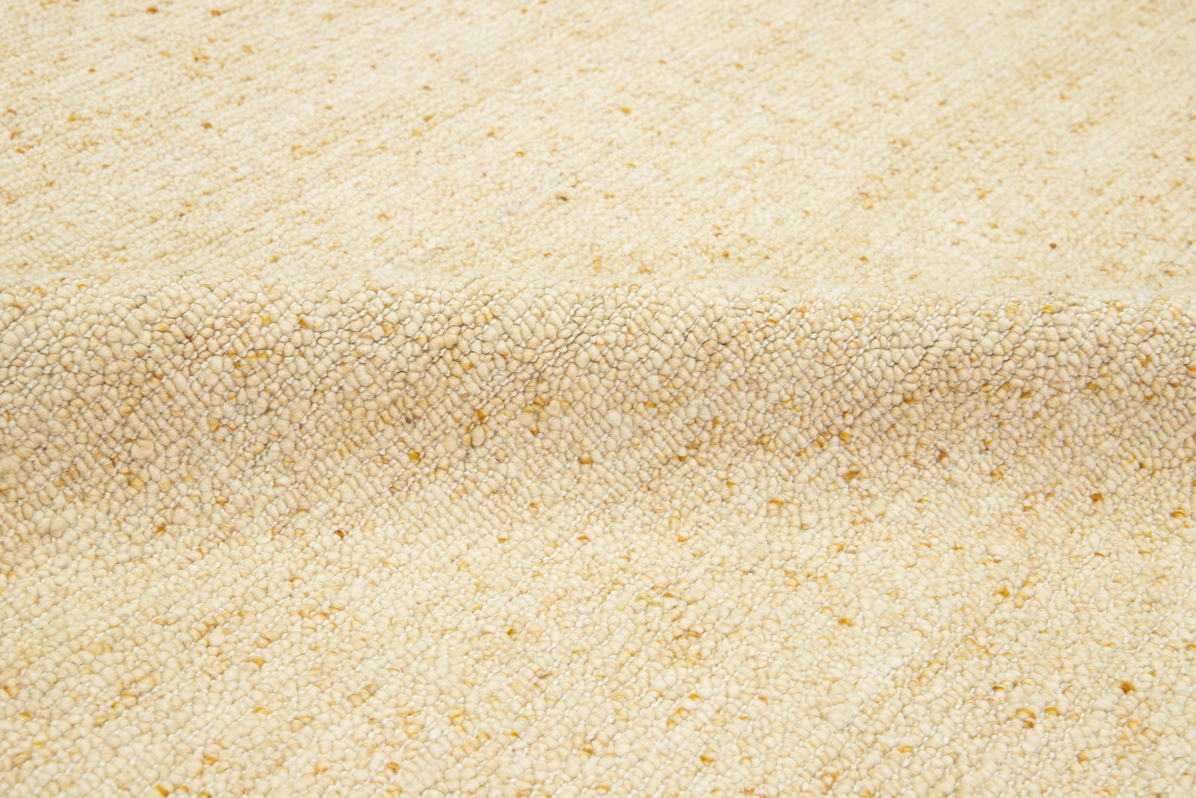 Moderner handgefertigter Wollteppich mit Textur in Beige im Angebot 2