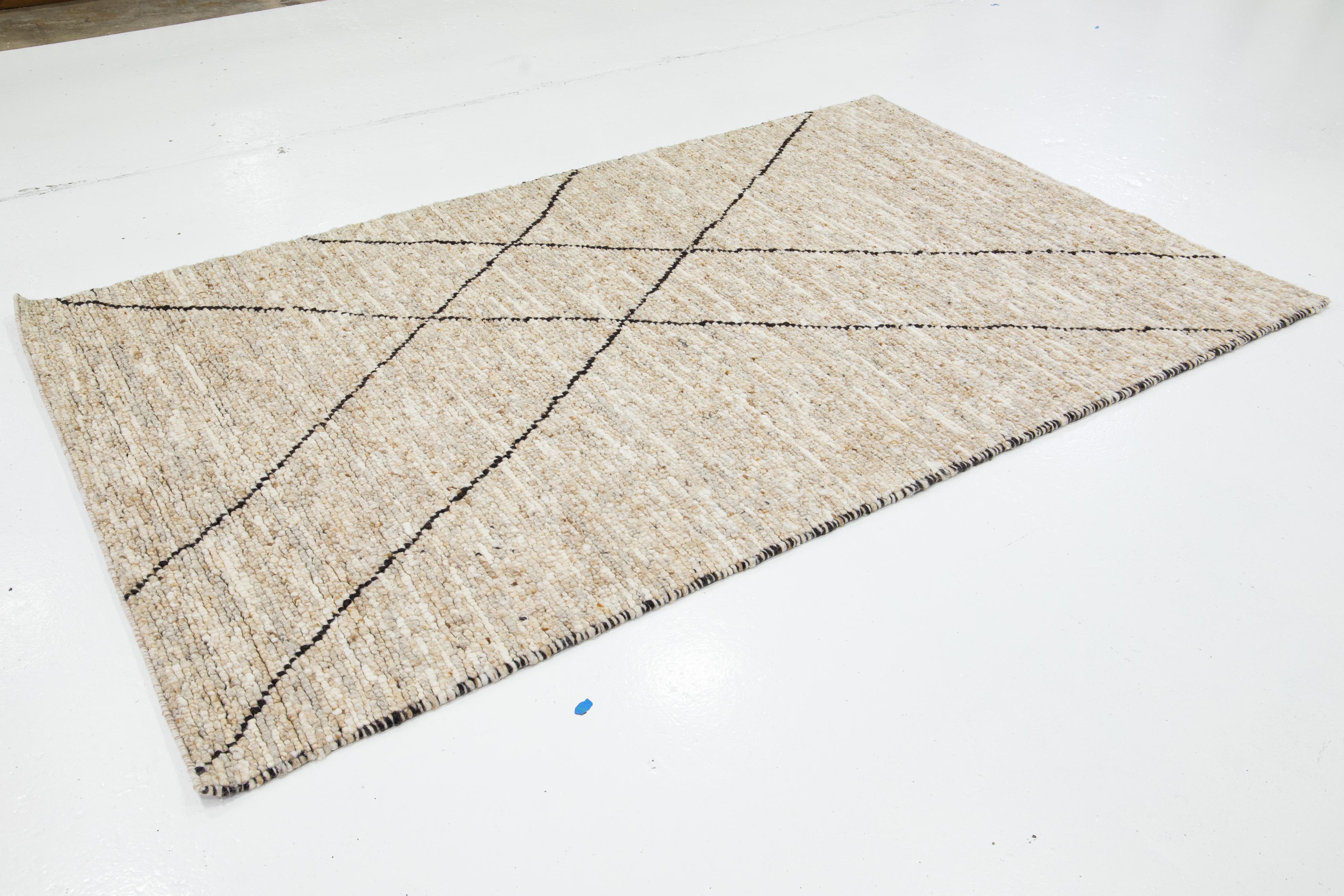 Moderner handgefertigter, strukturierter Wollteppich in Beige in Beige (Handgeknüpft) im Angebot