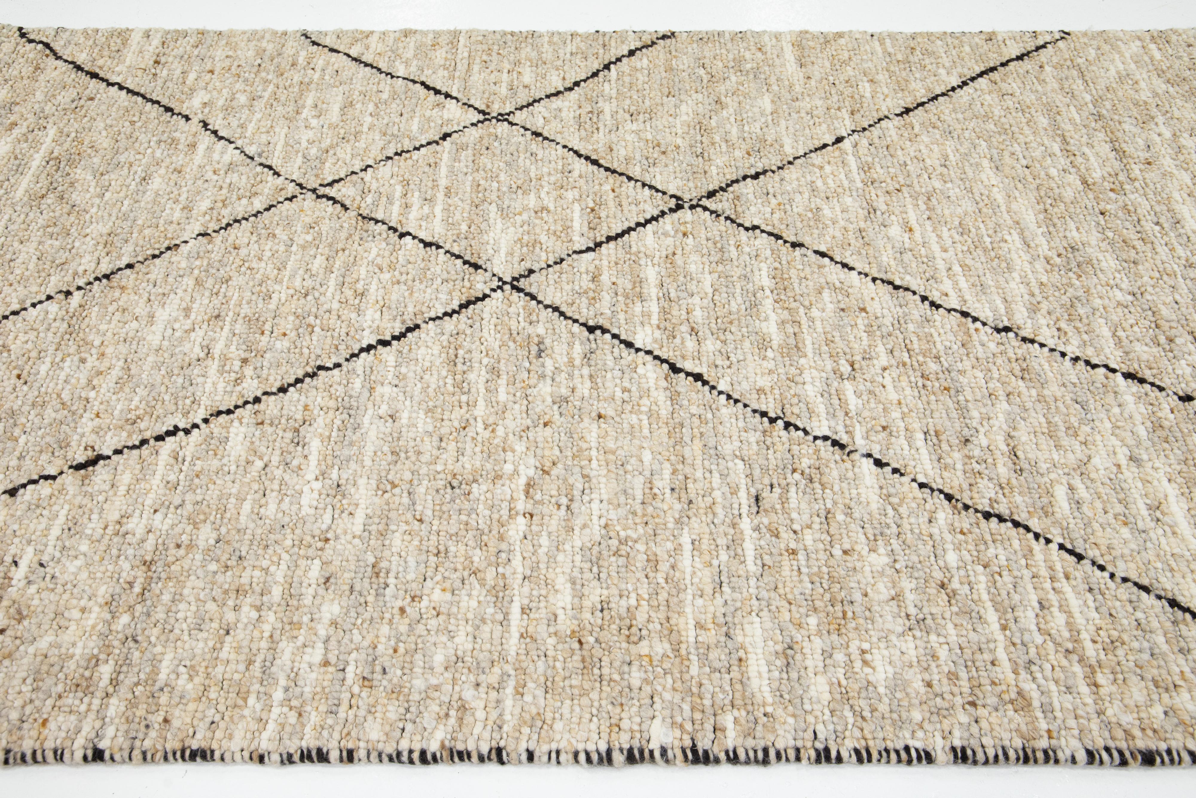 Moderner handgefertigter, strukturierter Wollteppich in Beige in Beige (21. Jahrhundert und zeitgenössisch) im Angebot