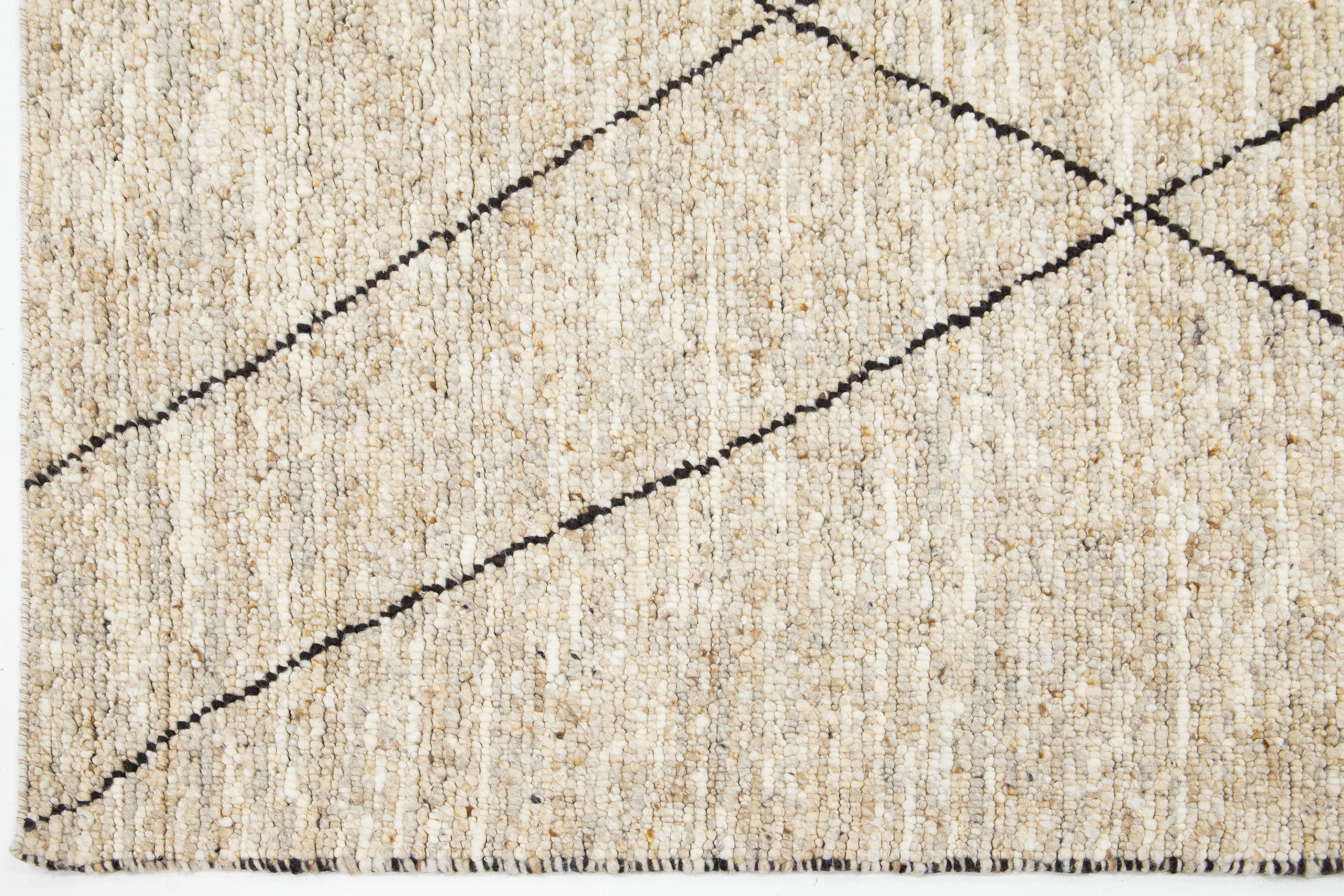 Moderner handgefertigter, strukturierter Wollteppich in Beige in Beige (Wolle) im Angebot