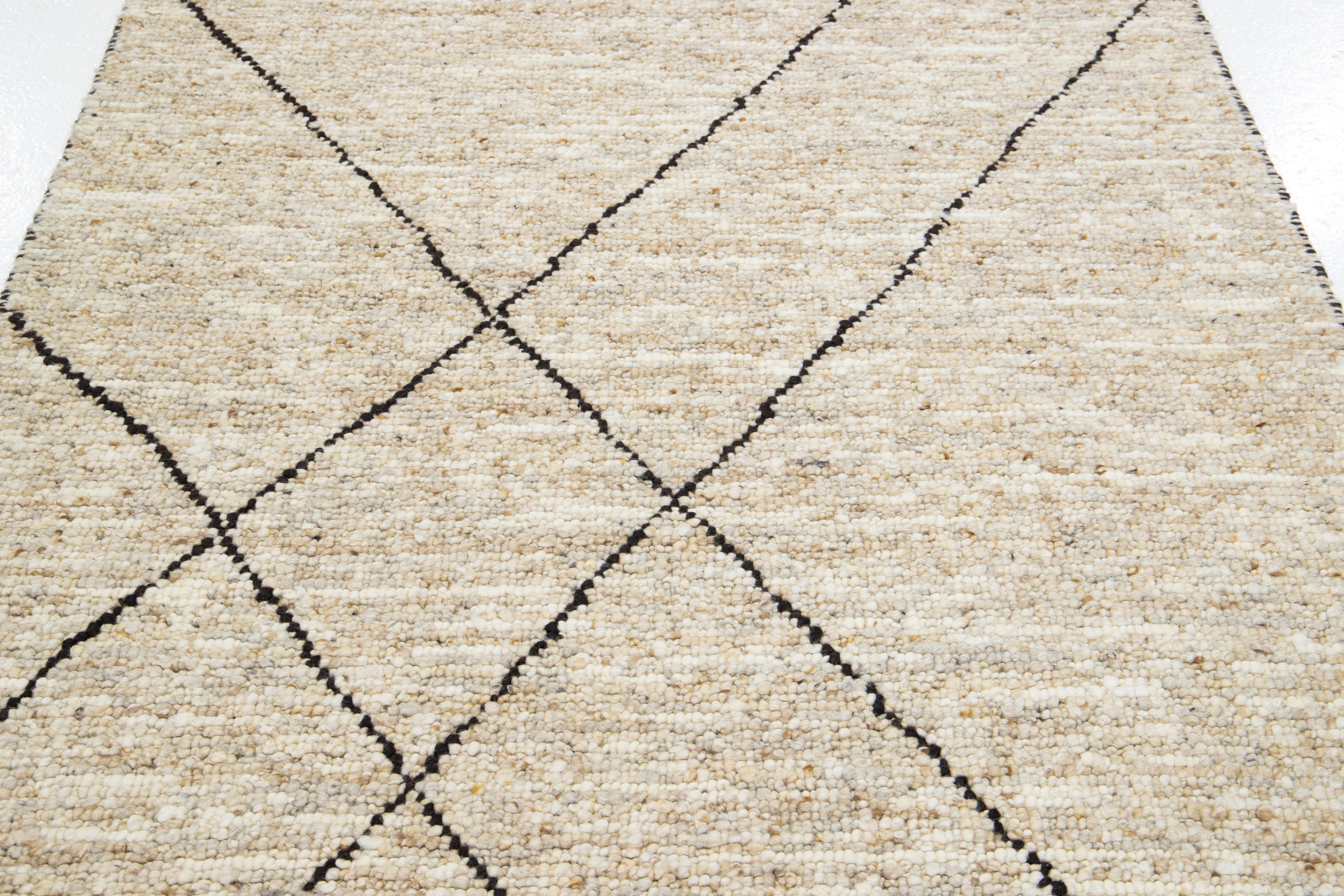 Moderner handgefertigter, strukturierter Wollteppich in Beige in Beige im Angebot 1