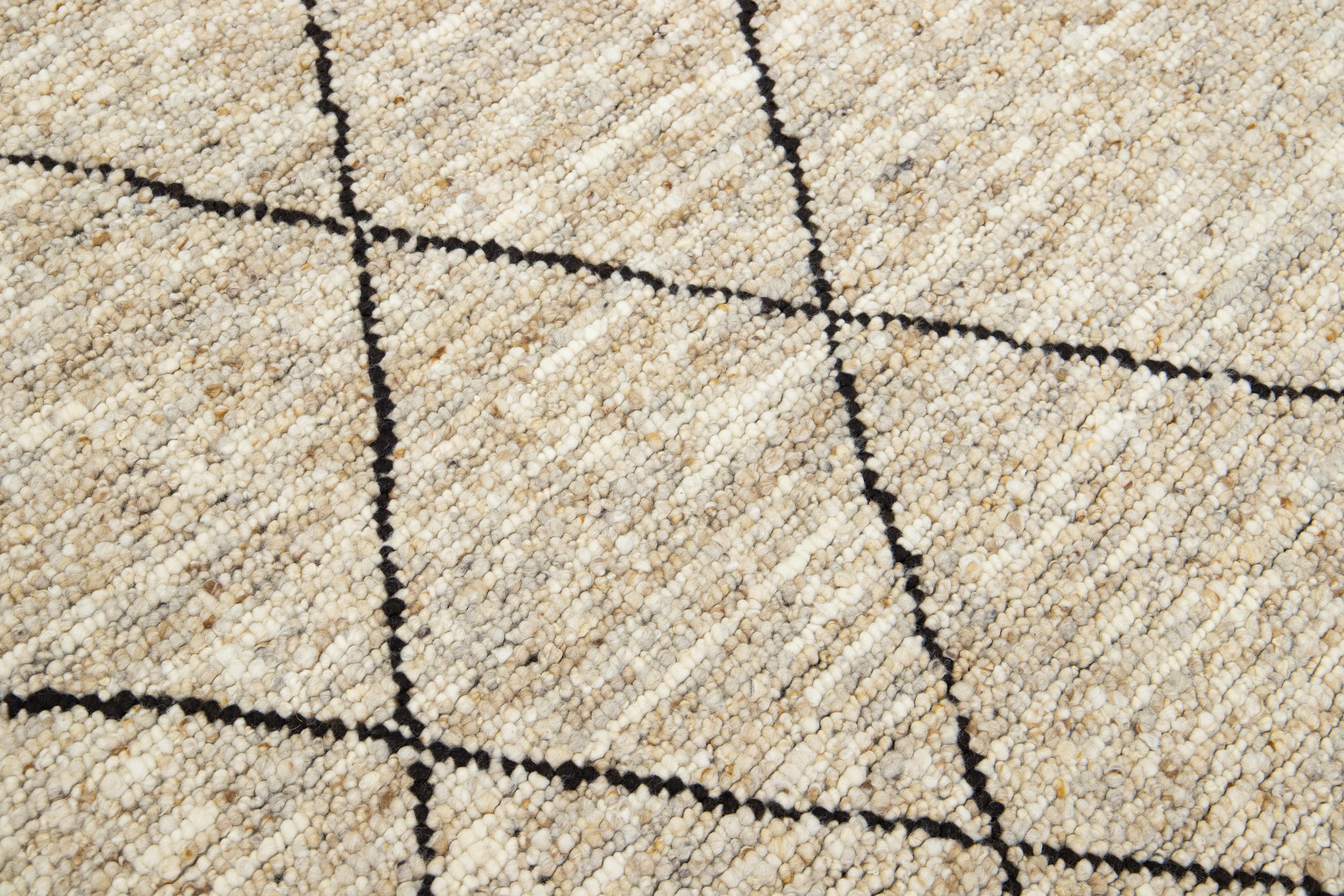 Moderner handgefertigter, strukturierter Wollteppich in Beige in Beige im Angebot 2