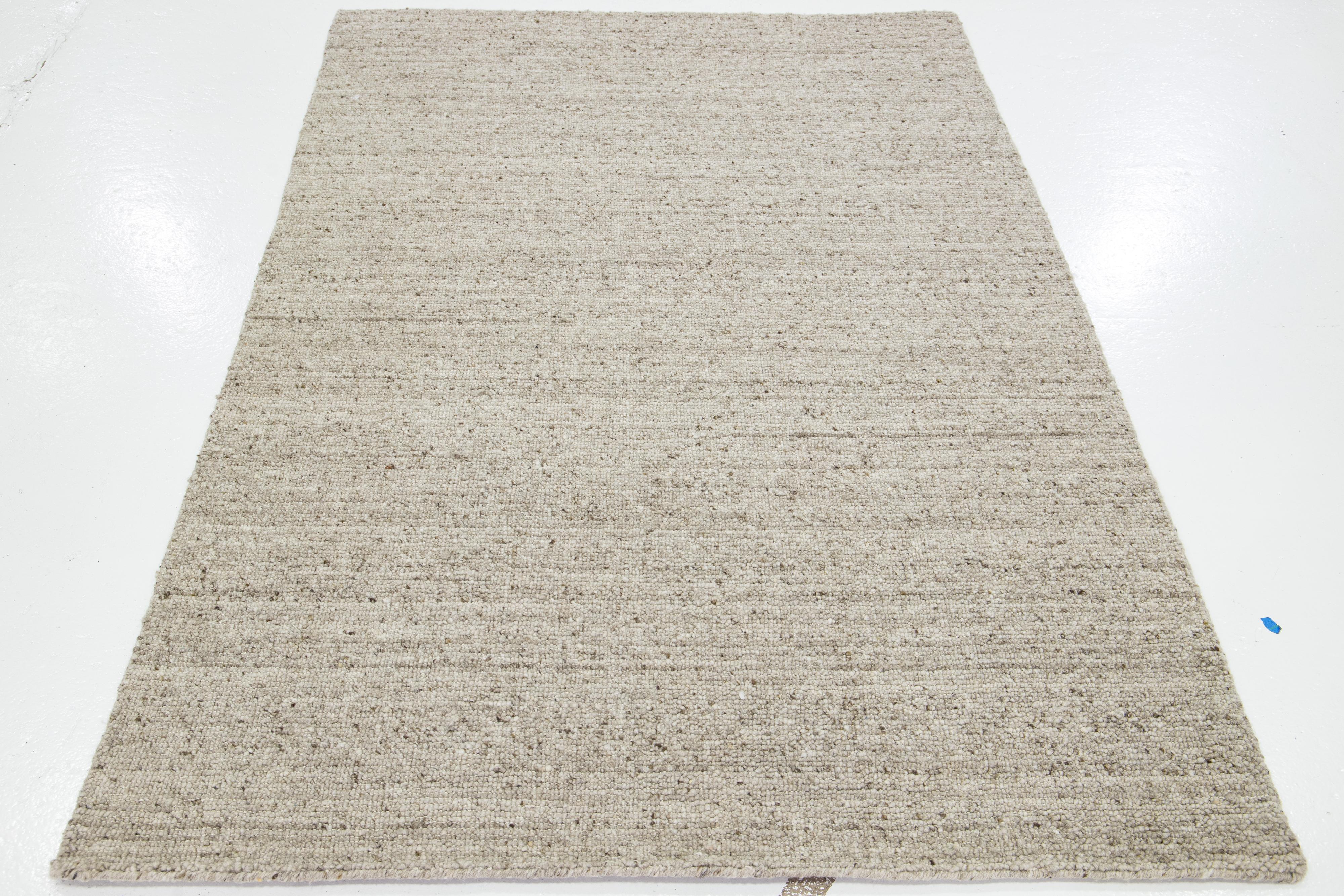 Dieser schöne, modern strukturierte, handgeknüpfte Wollteppich aus unserer Sasco-Kollektion zeichnet sich durch ein graues Feld und ein atemberaubendes, strukturiertes Muster aus, das an Kieselsteine erinnert.

Dieser Teppich misst 5' x 8'.

