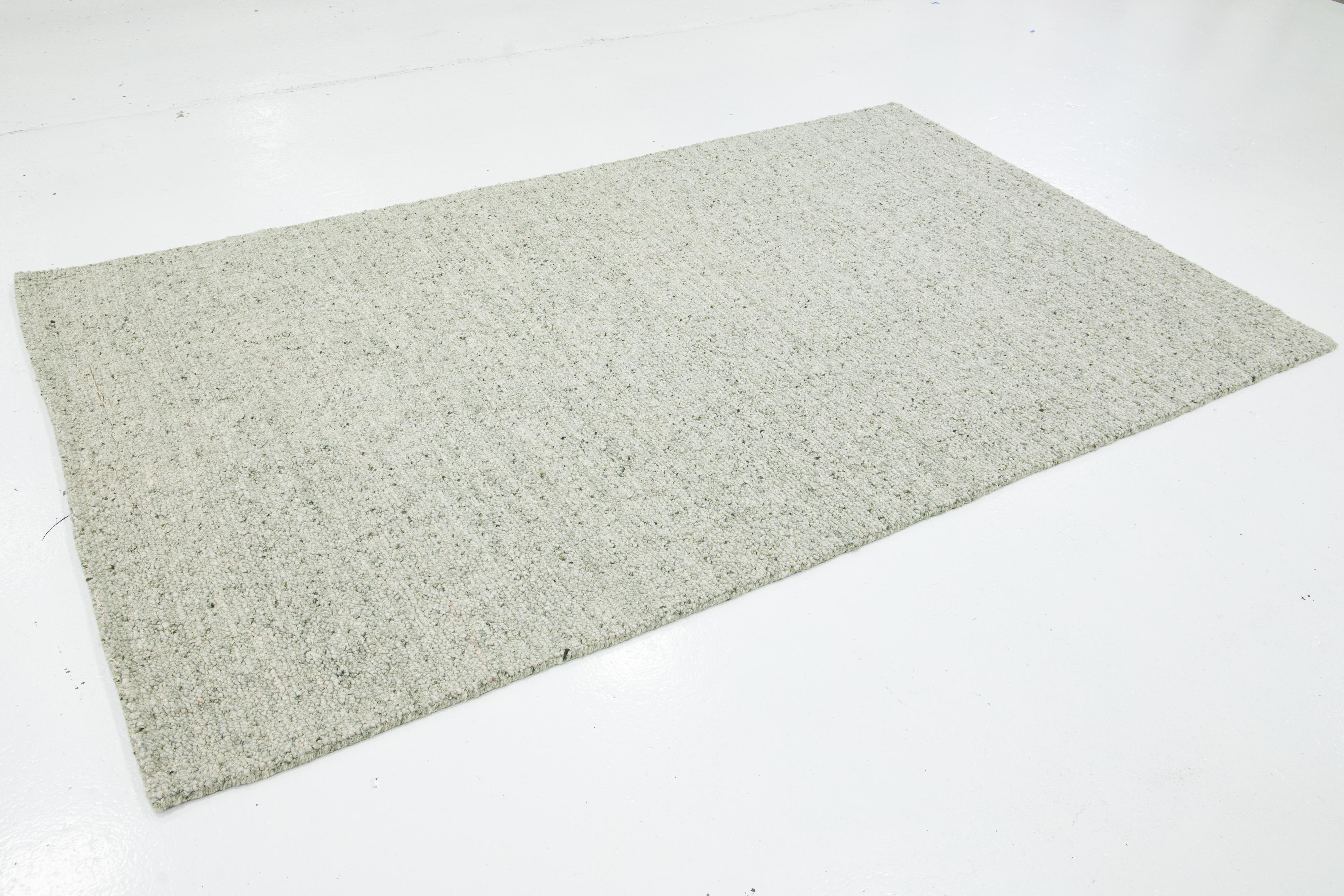 Alfombra de lana de diseño moderno y textura artesanal en verde claro Moderno en venta