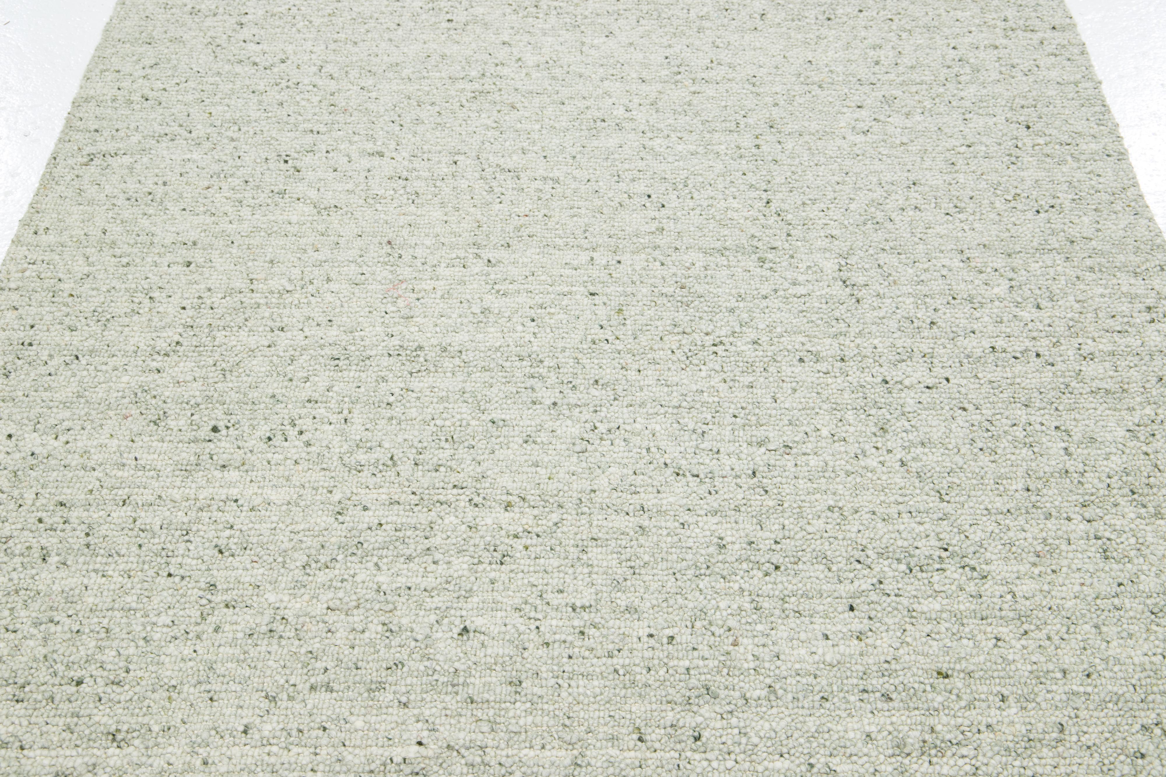 Alfombra de lana de diseño moderno y textura artesanal en verde claro Siglo XXI y contemporáneo en venta