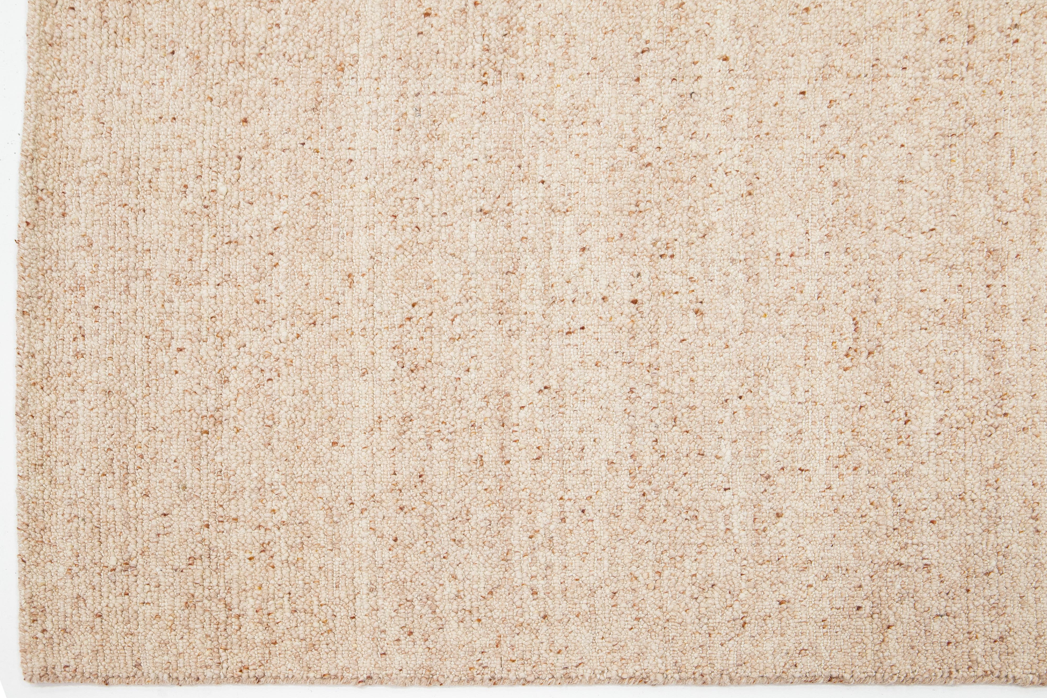 Moderner handgefertigter, strukturierter Wollteppich in Hellrosa mit Textur (21. Jahrhundert und zeitgenössisch) im Angebot