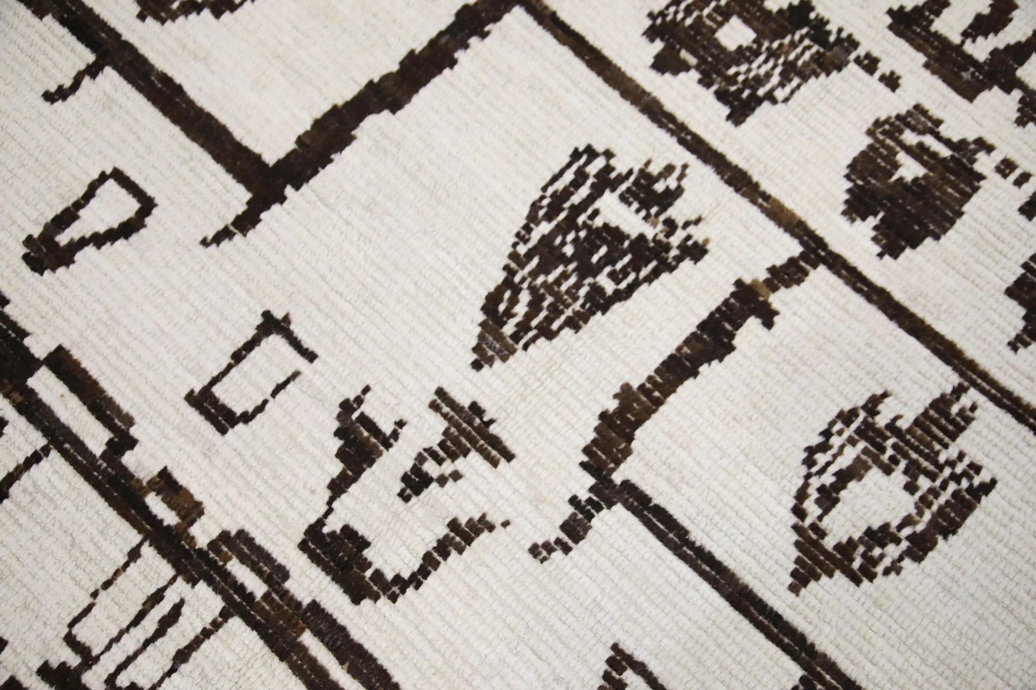 Moderner handgefertigter Tulu-Teppich aus weißer Wolle in braunem, geometrischem Design 7'8