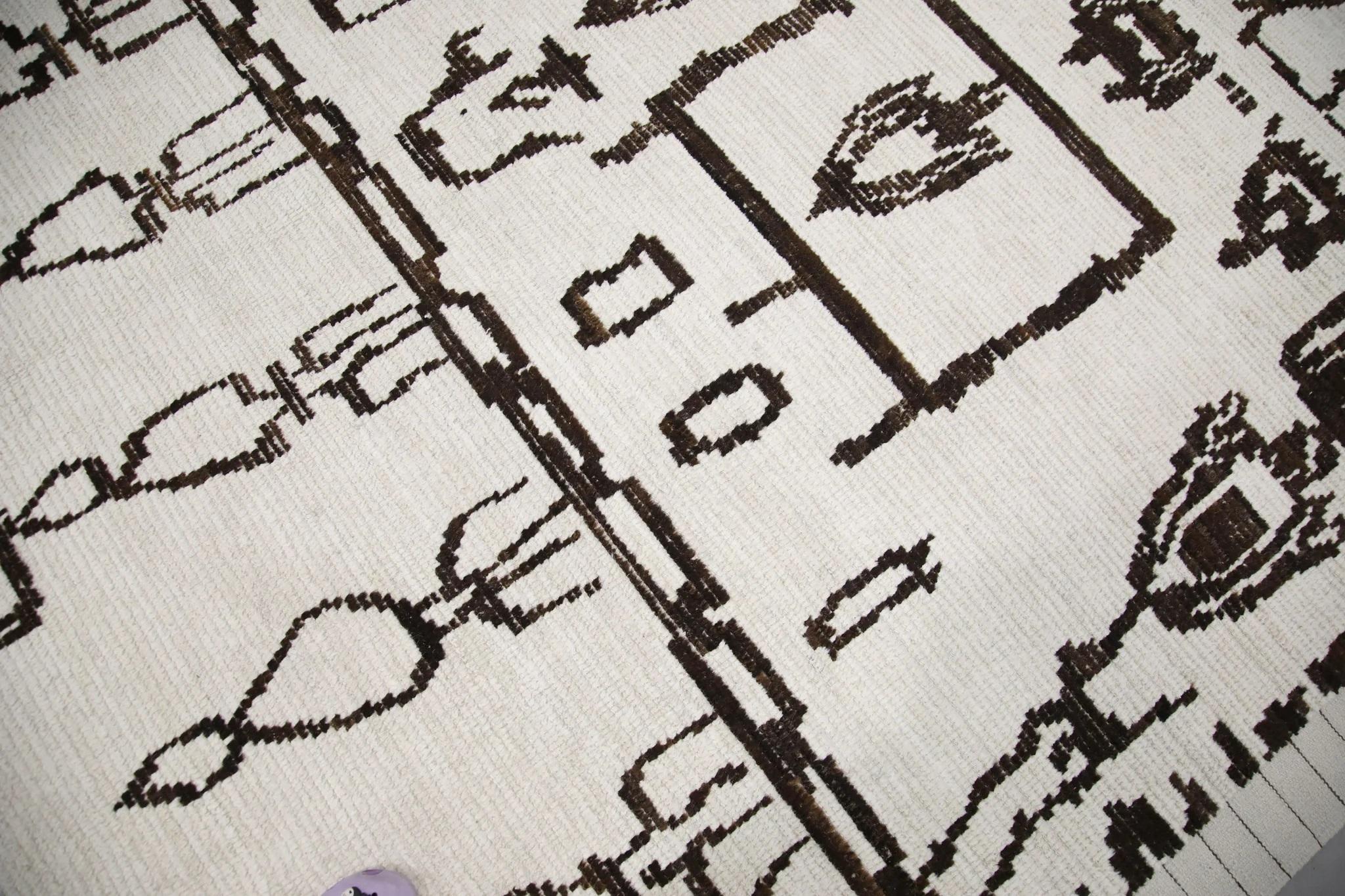 Modern White Handmade Wool Tulu Rug in Brown Geometric Design 9'1