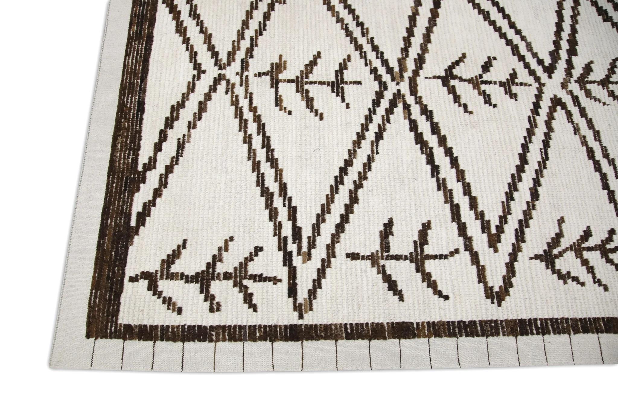 Handgefertigter Tulu-Teppich in Braun mit geometrischem Design, 8'9