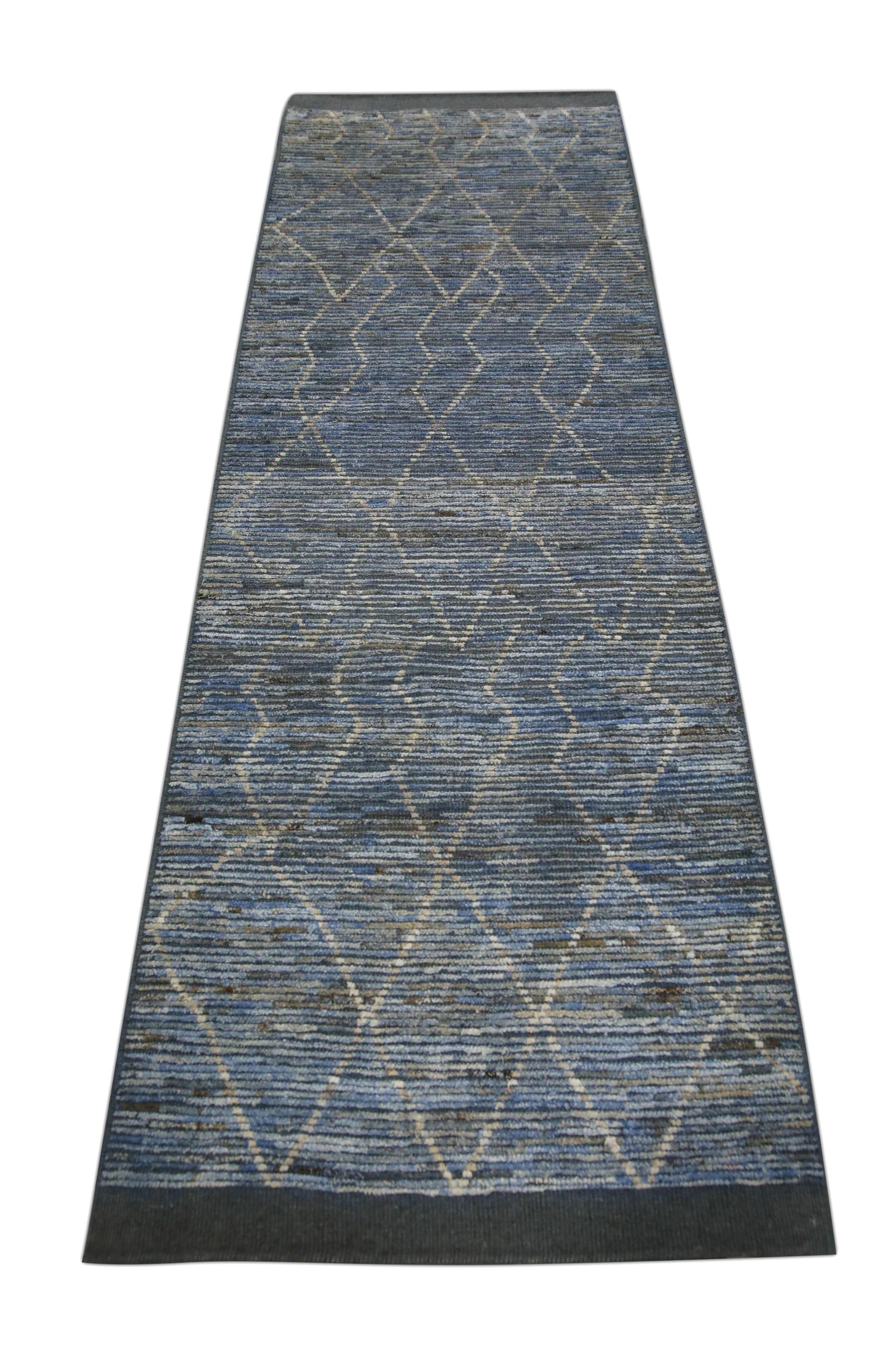 Uno splendido tappeto turco Tulu moderno che aggiungerà sicuramente un tocco di calore e lusso a qualsiasi spazio. Questo tappeto è stato meticolosamente intrecciato a mano con tecniche tradizionali che ne garantiscono la qualità e la durata.

Il