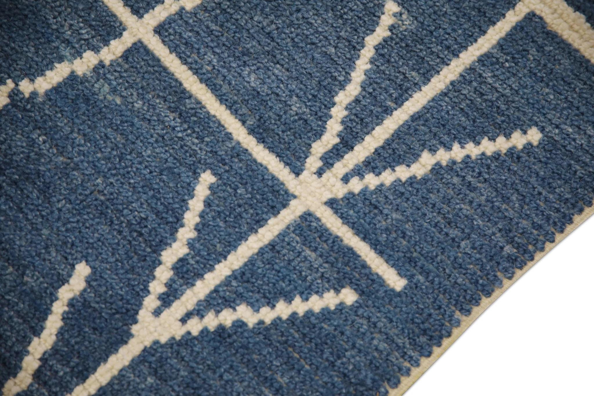 Blauer moderner handgefertigter Tulu-Läufer aus Wolle in geometrischem Design 2'10