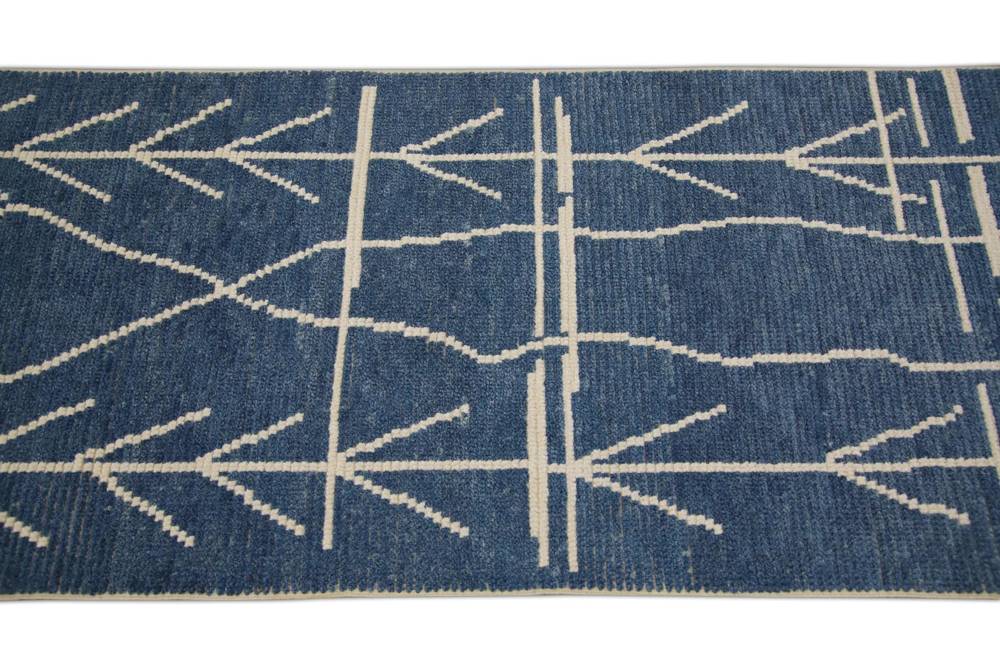 Blauer moderner handgefertigter Tulu-Läufer aus Wolle in geometrischem Design 2'10