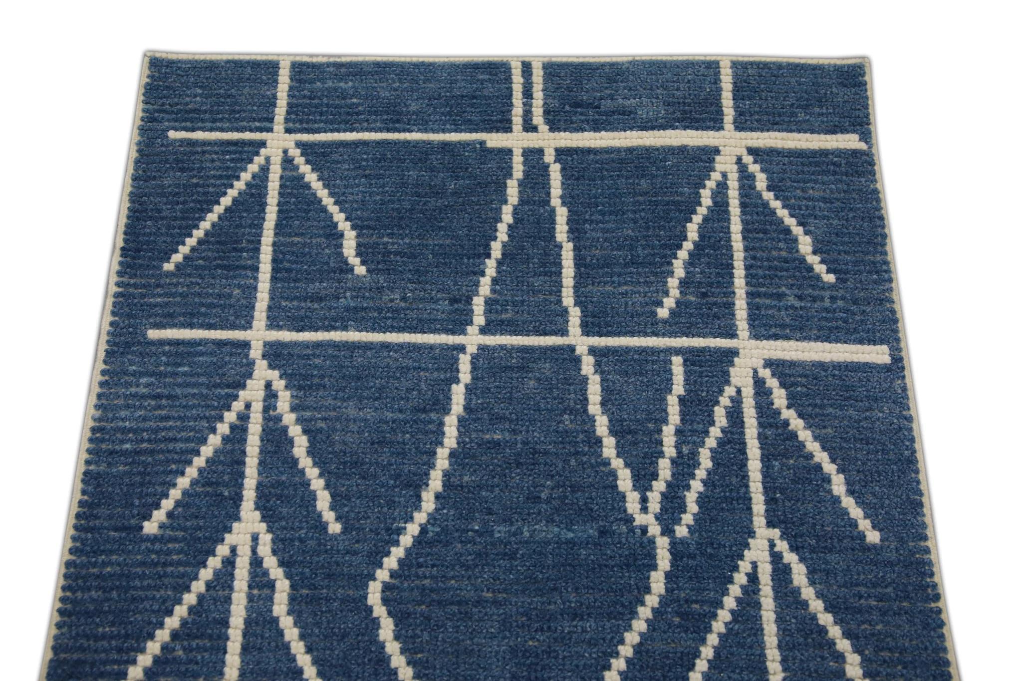 Blauer moderner handgefertigter Tulu-Läufer aus Wolle in geometrischem Design 2'10