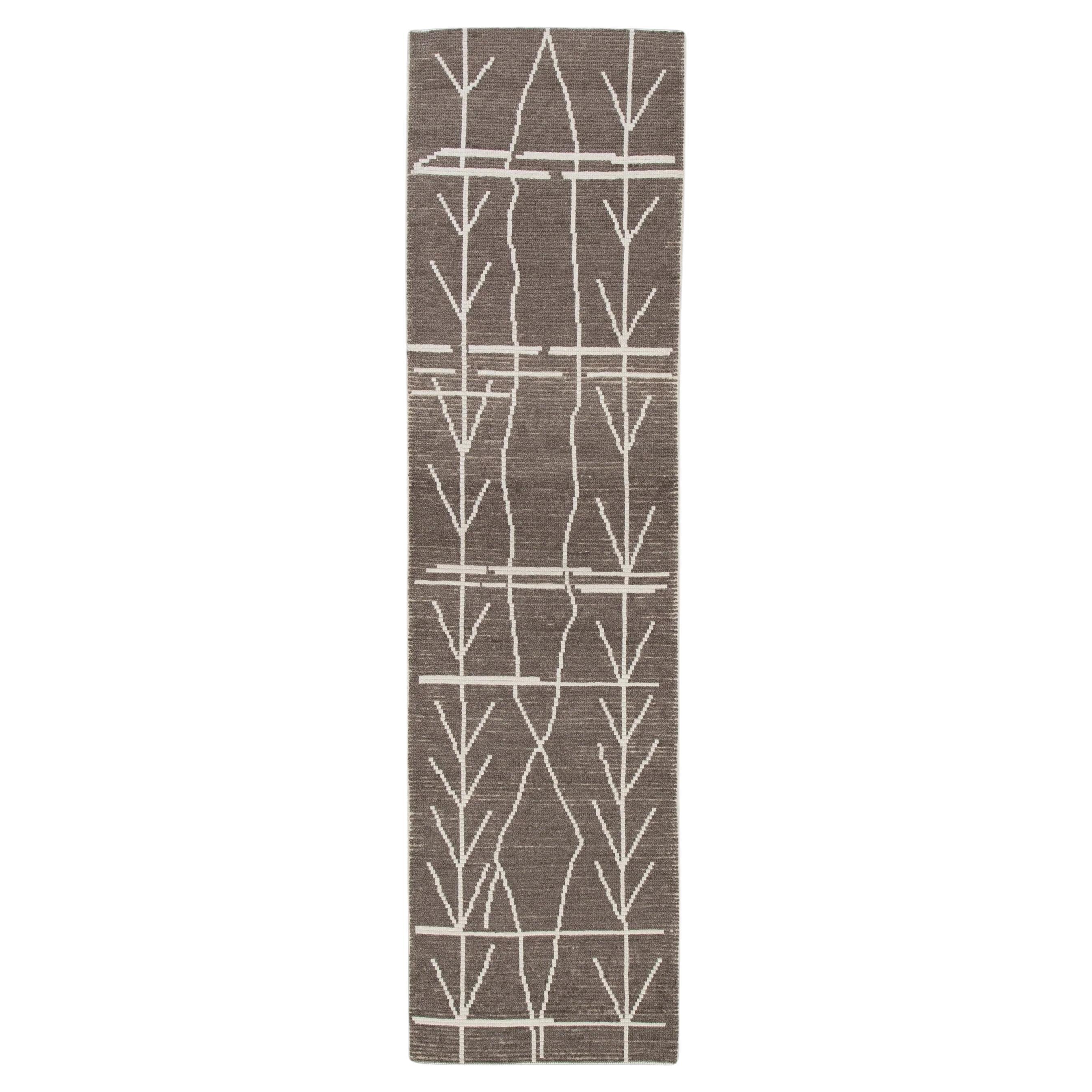 Brauner moderner handgefertigter Tulu-Läufer aus Wolle in geometrischem Design 2'10" X 10'7"
