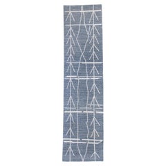 Blauer moderner handgefertigter Tulu-Läufer aus Wolle in geometrischem Design 2'10" x 11'