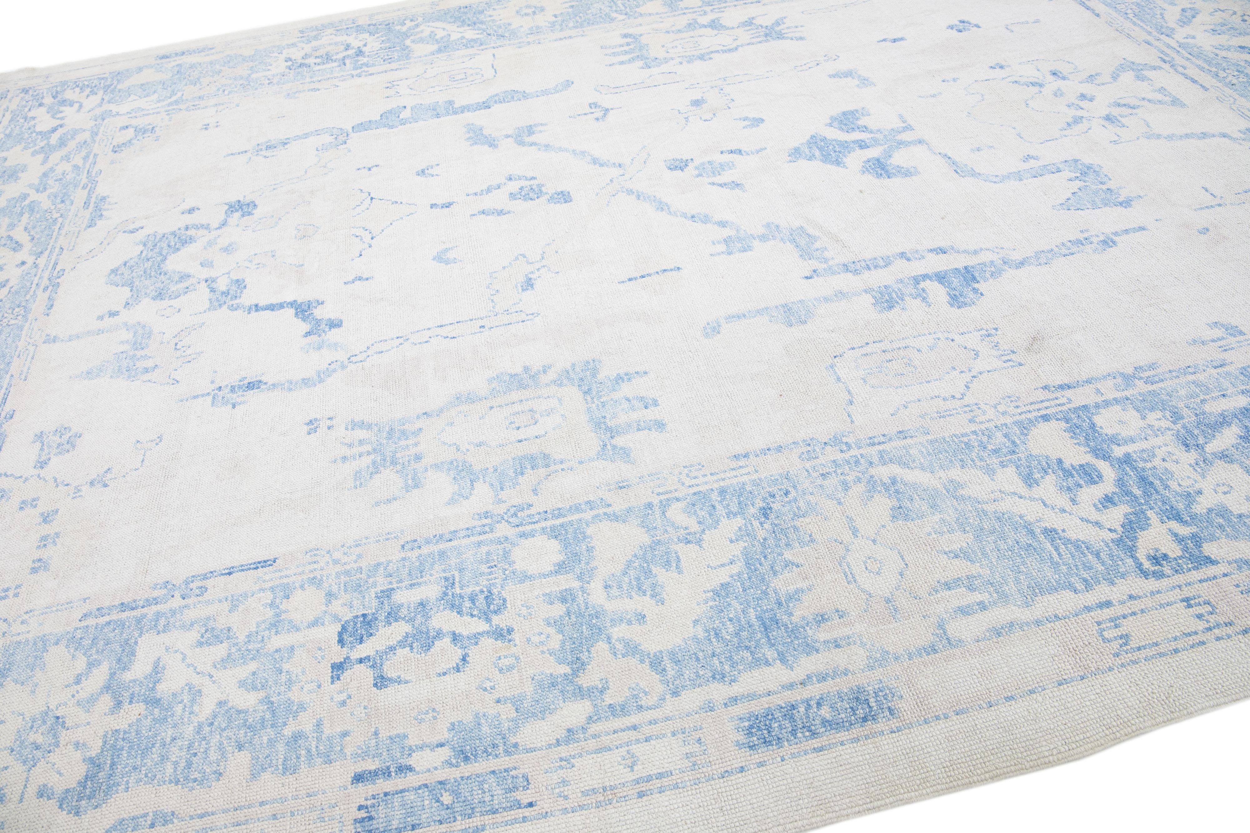 Annodato a mano Tappeto moderno fatto a mano in lana Oushak Beige Floreale in vendita