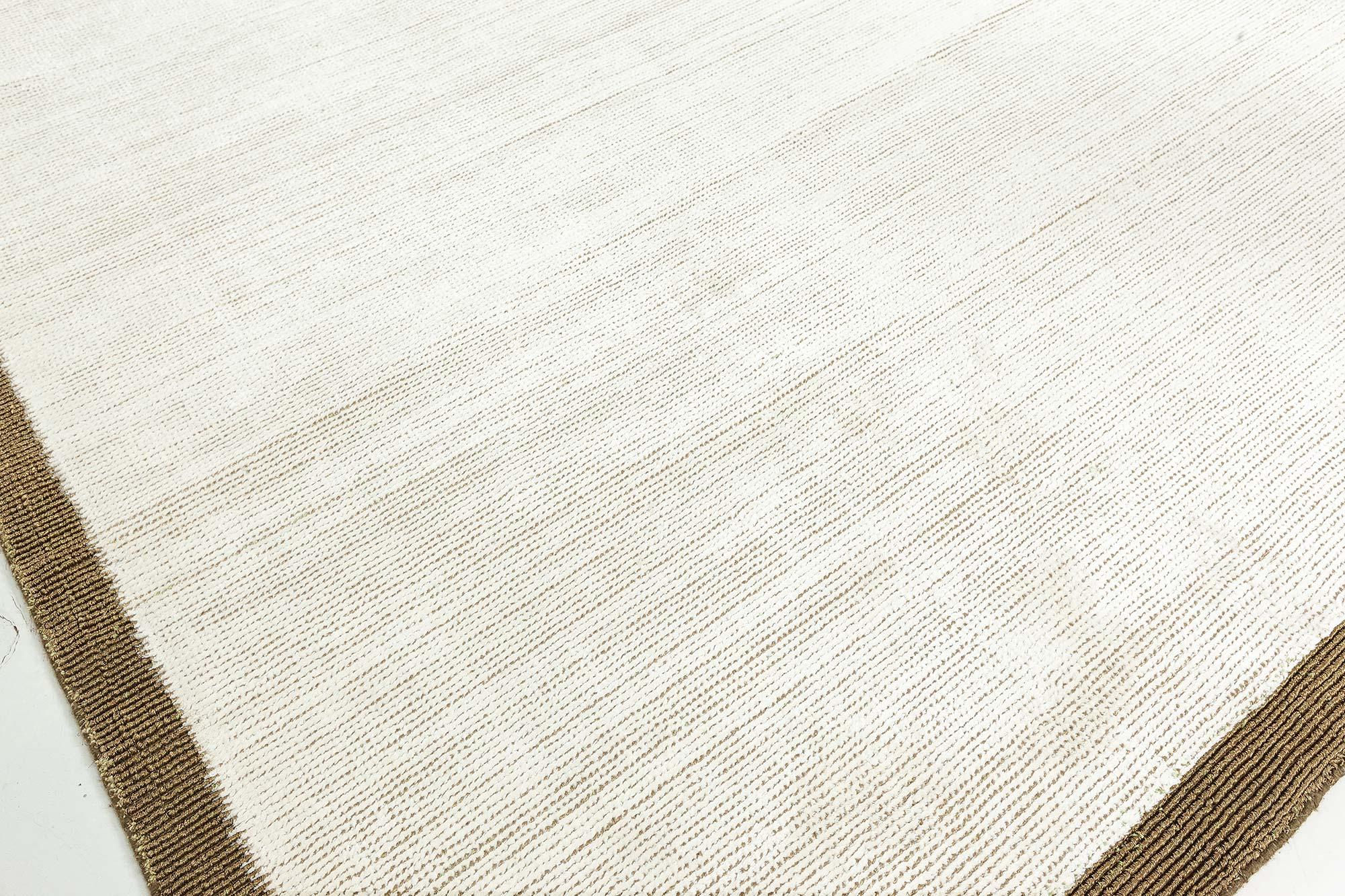 Tappeto moderno in lana e seta fatto a mano da Doris Leslie Blau.
Dimensioni: 12'3