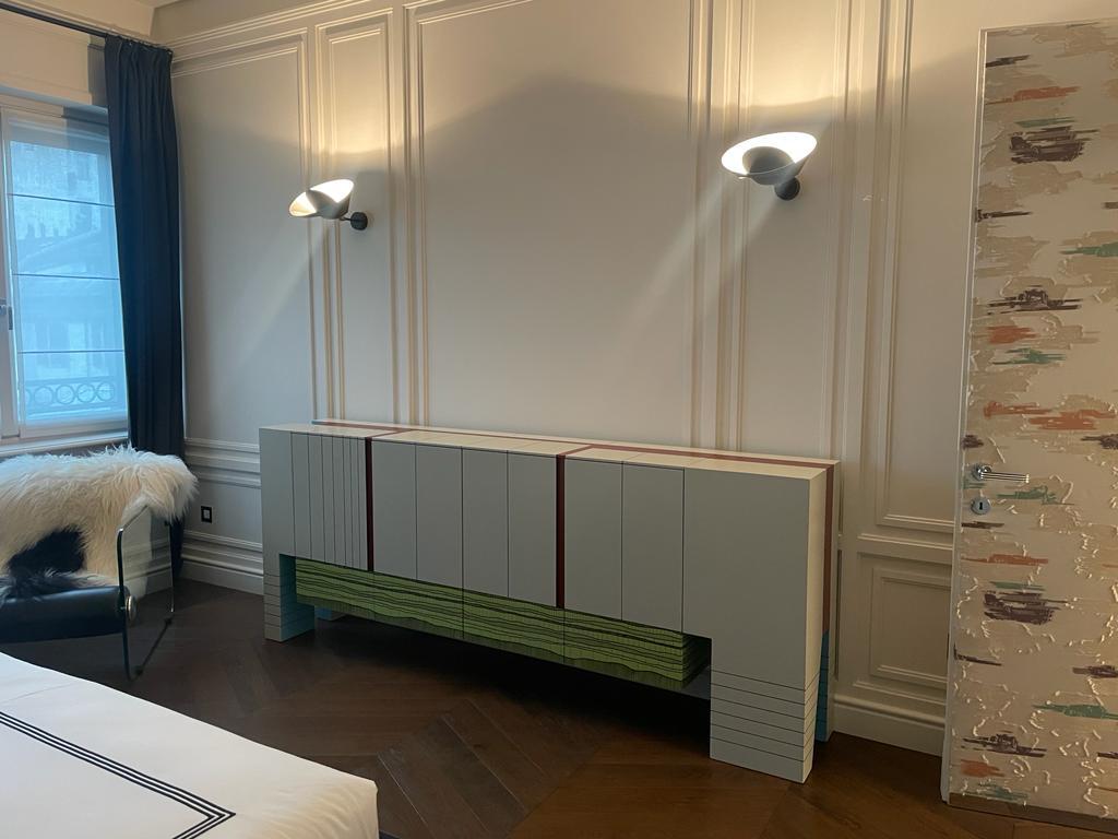 Moderne handbemalte Kommode aus Hartholz Dilmos mit farbenfrohem geometrischem Grafikdesign im Angebot 1