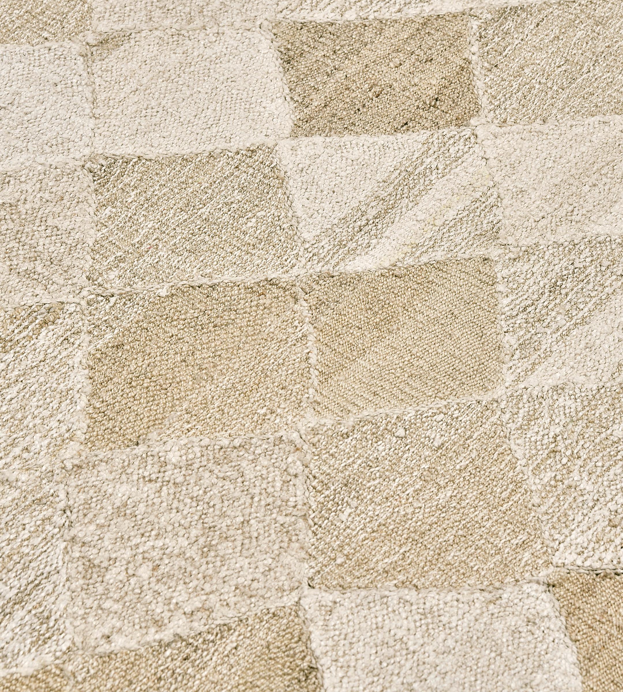Moderner handgewebter Flachgewebe-Teppich aus karierter Wolle in Beige (Türkisch) im Angebot