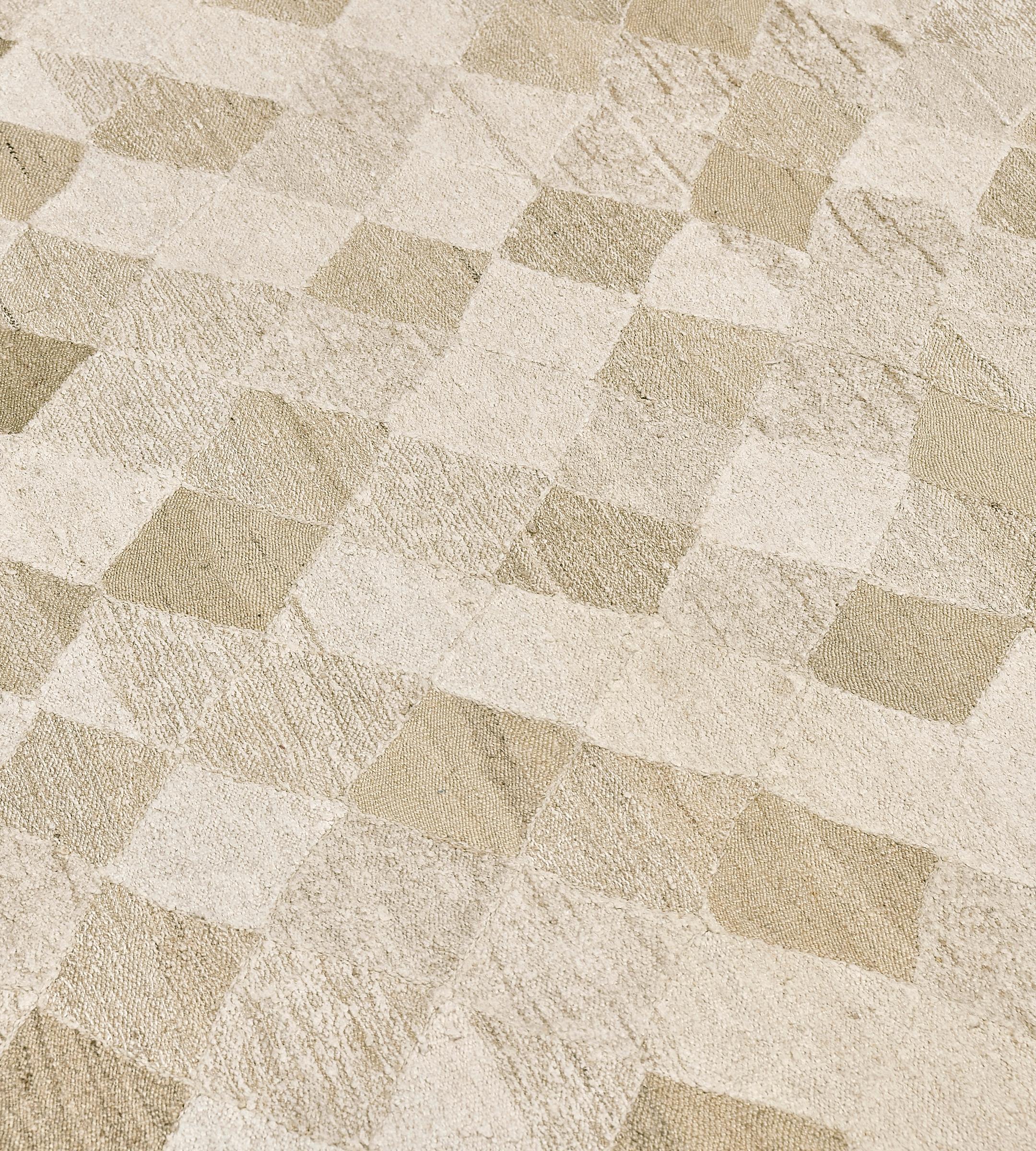Moderner handgewebter Flachgewebe-Teppich aus karierter Wolle in Beige (21. Jahrhundert und zeitgenössisch) im Angebot