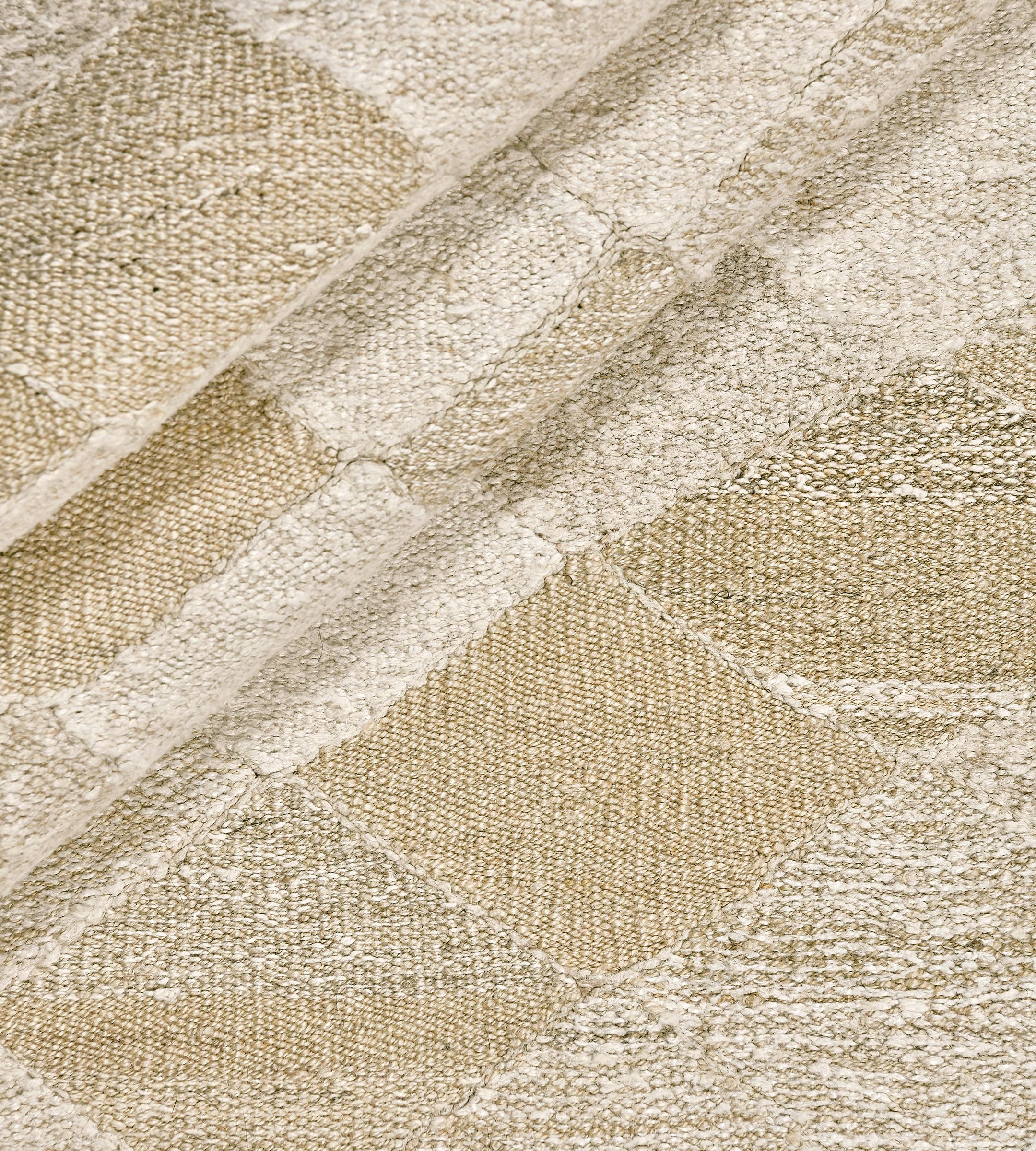 Moderner handgewebter Flachgewebe-Teppich aus karierter Wolle in Beige im Angebot 3
