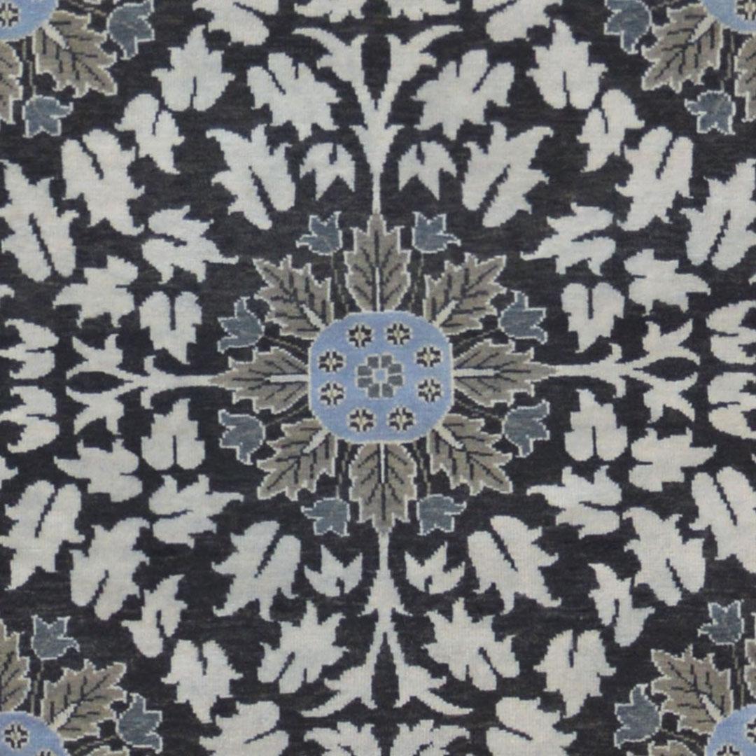 Kunstvoll in Kaschmir gefertigt und zeitlos in seiner schönen Farbgebung sowie seinem einzigartigen Design, strahlt dieser hochwertige moderne Teppich Raffinesse und Eleganz aus. 100% natürlicher Wollflor. Brandneu.