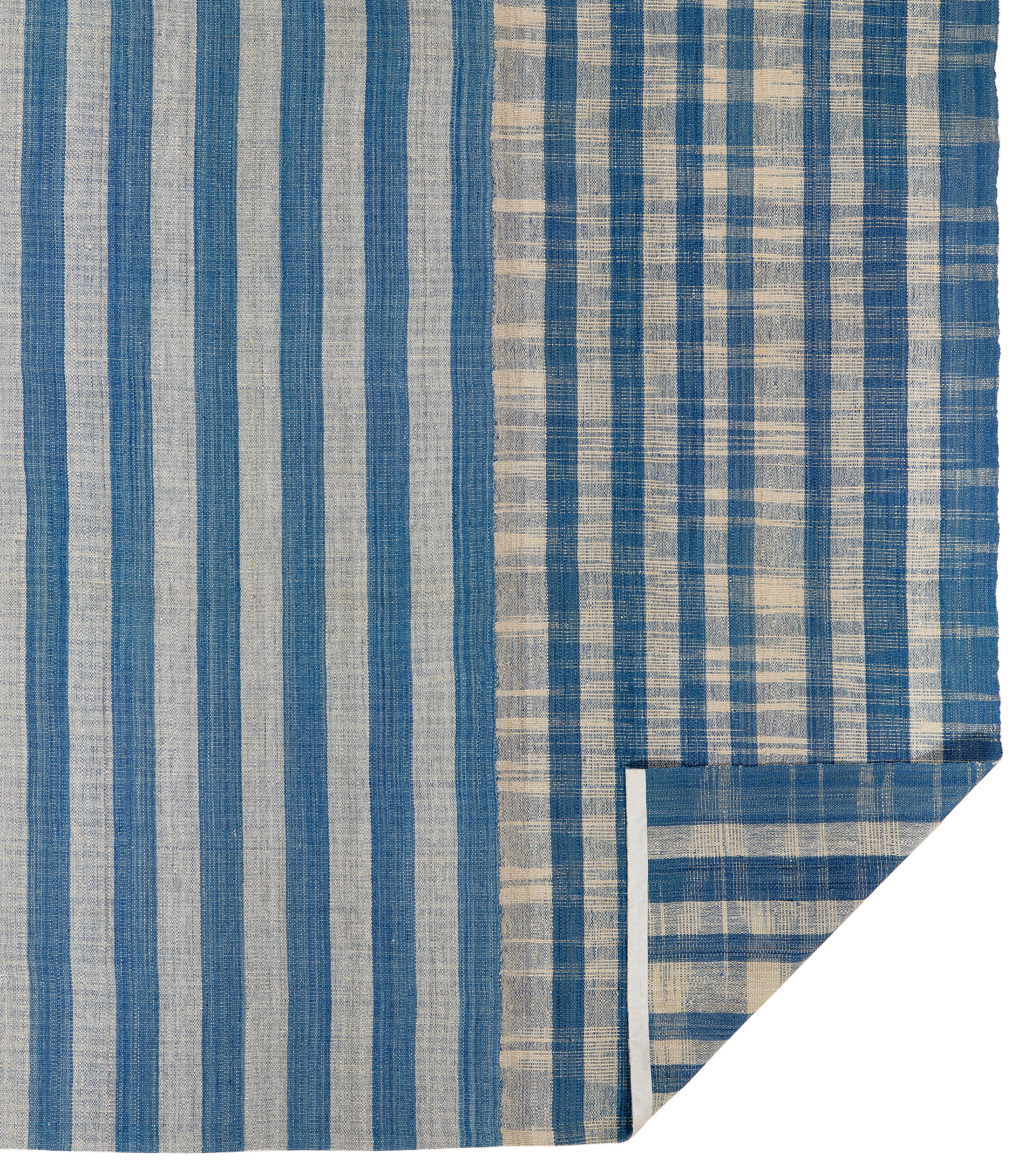 Tissage à plat moderne à la main en provenance d'Iran - Laine naturelle à rayures bleues en vente 3