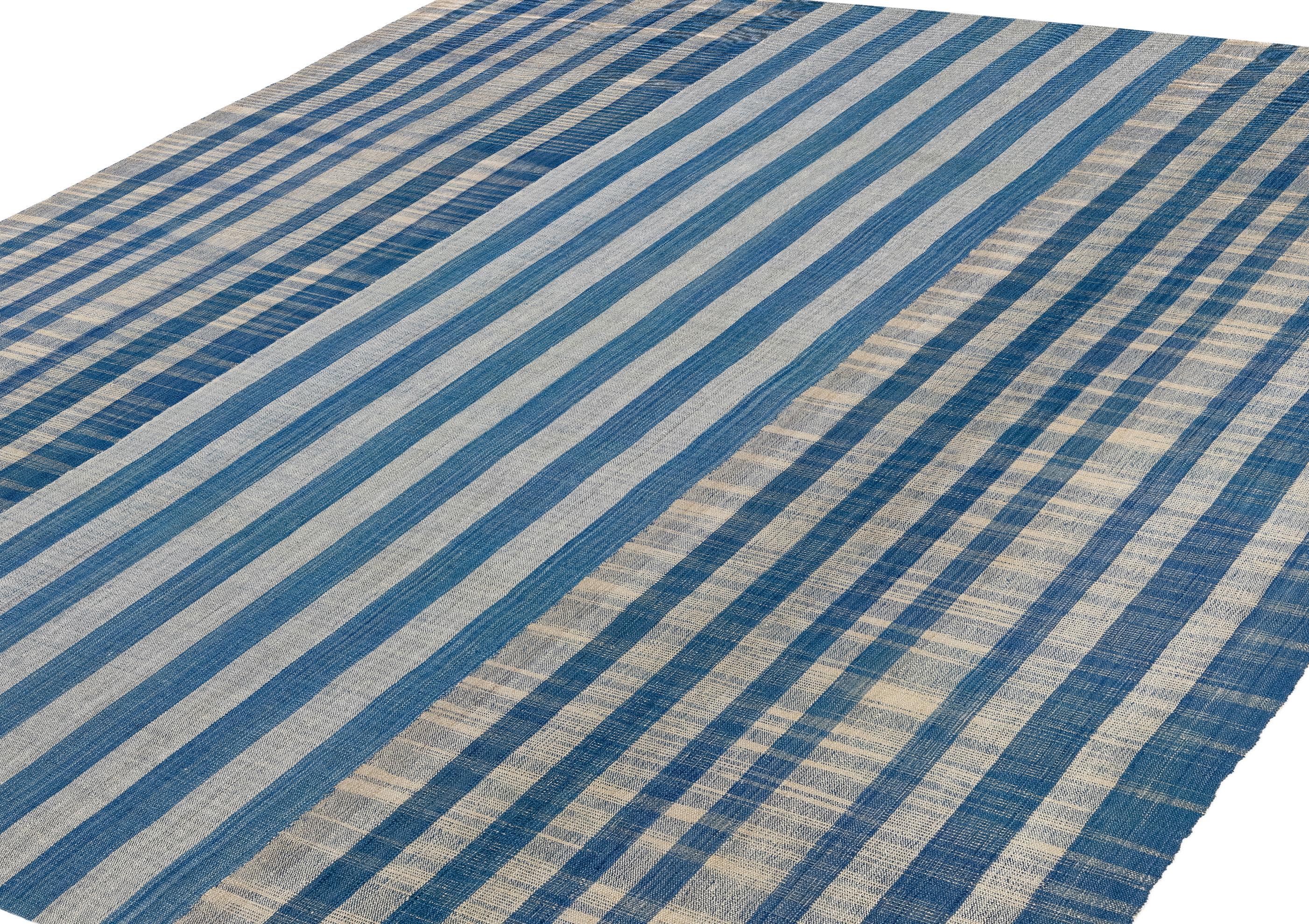 Moderne Tissage à plat moderne à la main en provenance d'Iran - Laine naturelle à rayures bleues en vente