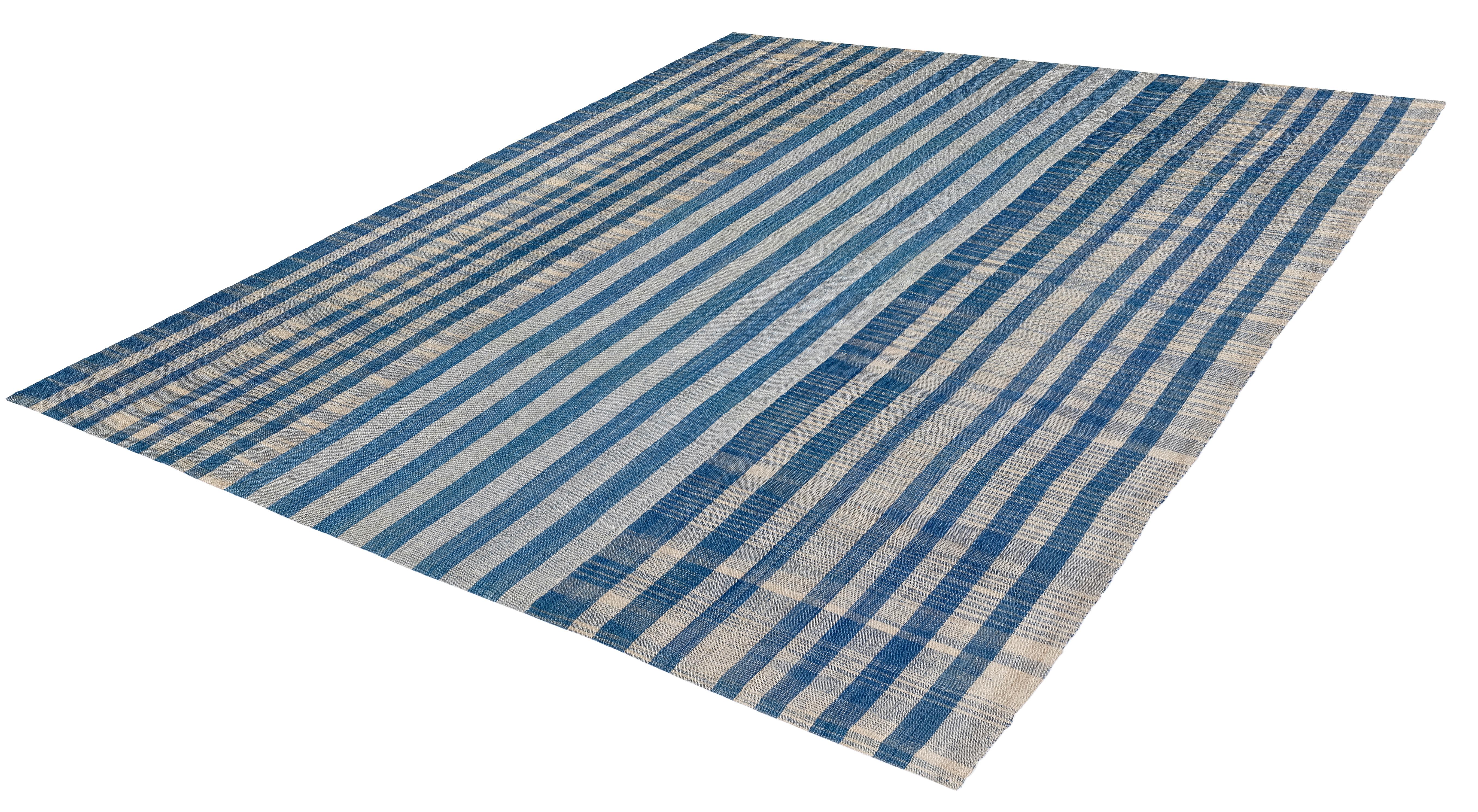 Perse Tissage à plat moderne à la main en provenance d'Iran - Laine naturelle à rayures bleues en vente