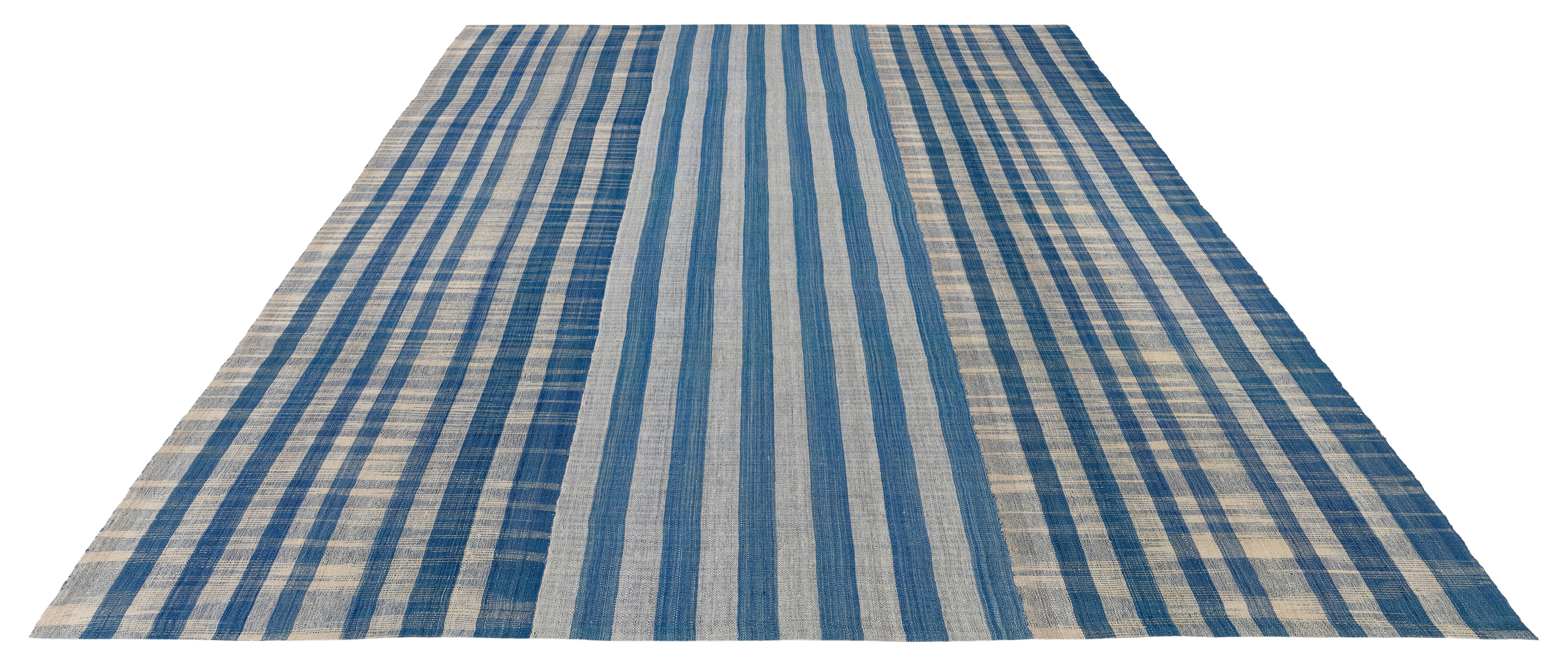 XXIe siècle et contemporain Tissage à plat moderne à la main en provenance d'Iran - Laine naturelle à rayures bleues en vente