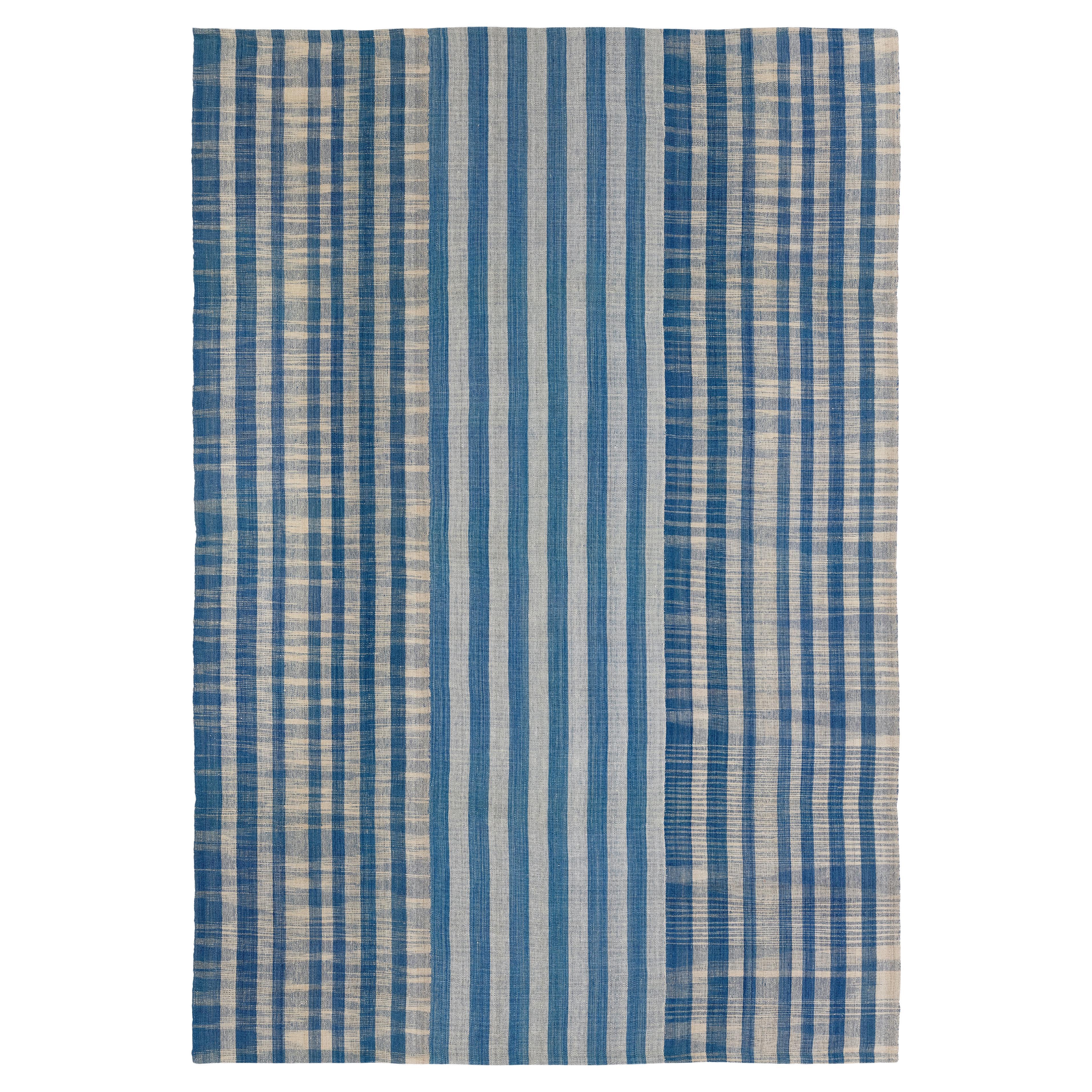 Tissage à plat moderne à la main en provenance d
Iran - Laine naturelle à rayures bleues en vente