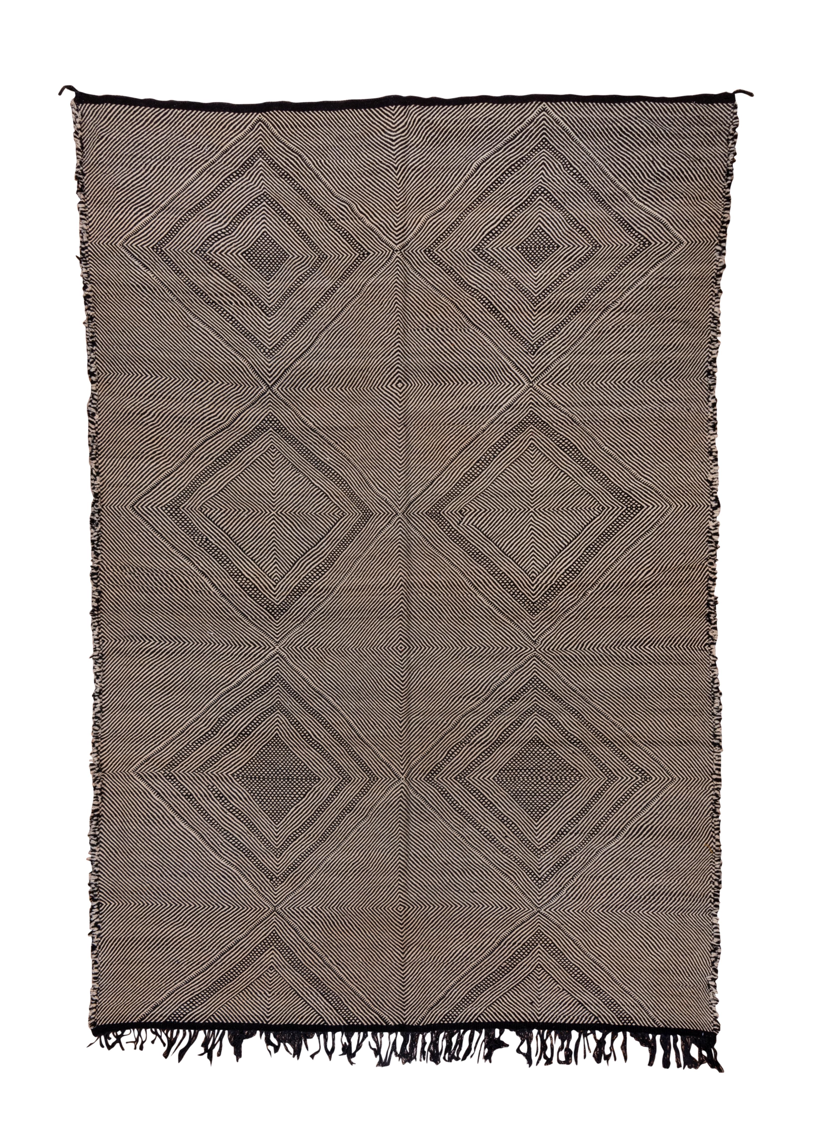 Tapis moderne tissé à la main à motif géométrique noir et blanc.
Fabriqué au Maroc Circa 1940's

Mesures du tapis
8x11'8