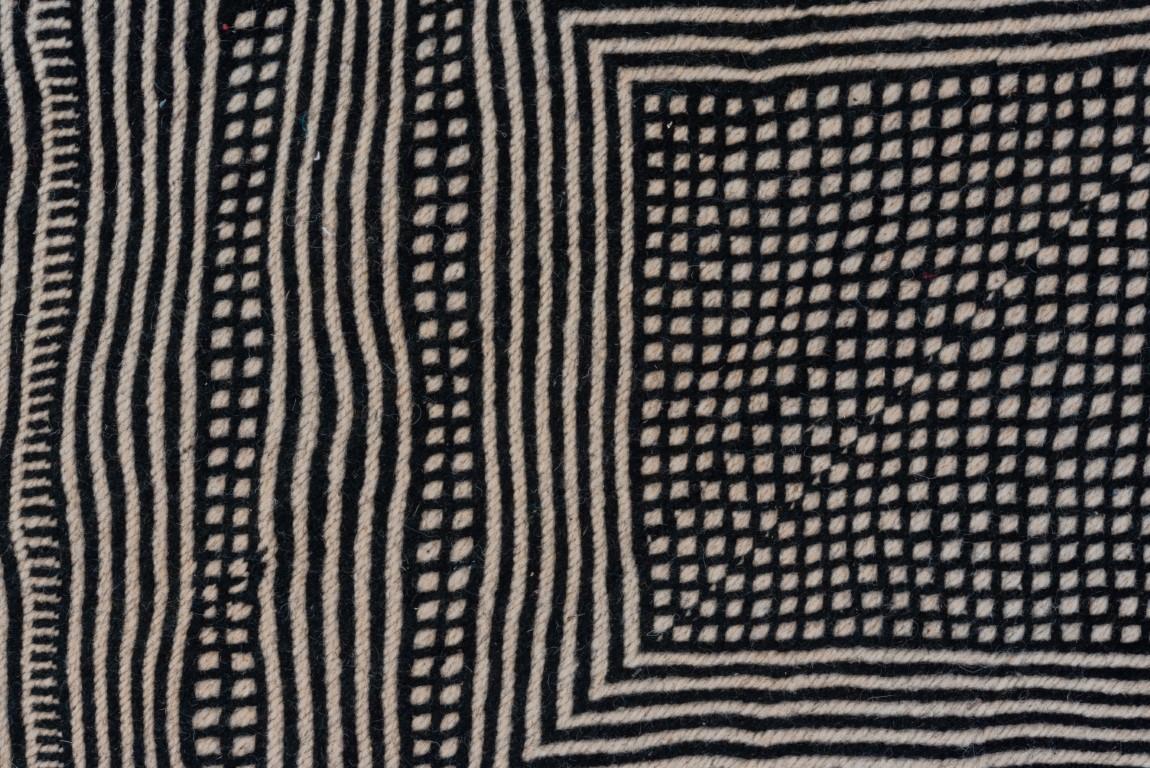 Modern Handwoven Flatweave Rug In Good Condition For Sale In New York, NY