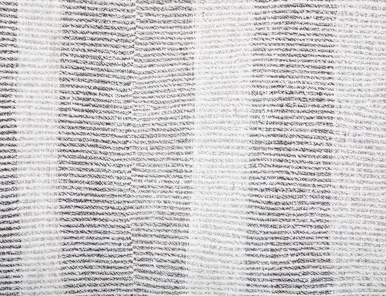Afghano Tappeto moderno a righe intrecciate a mano in colore grigio e avorio in vendita