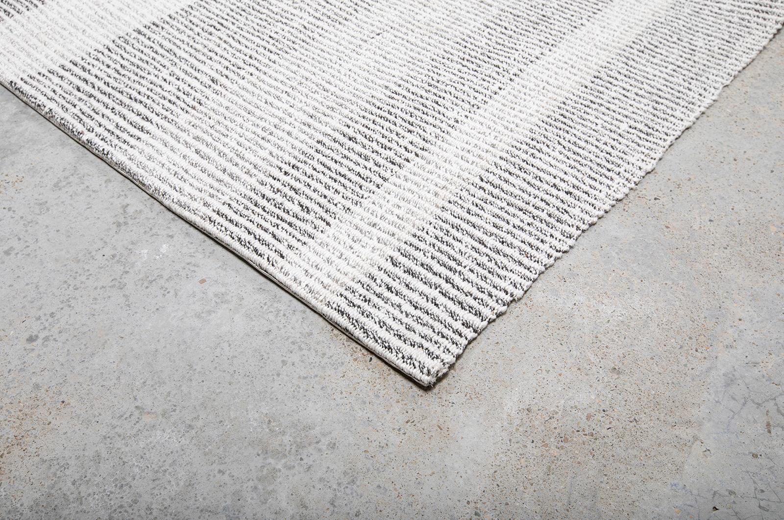 Tessuto a mano Tappeto moderno a righe intrecciate a mano in colore grigio e avorio in vendita