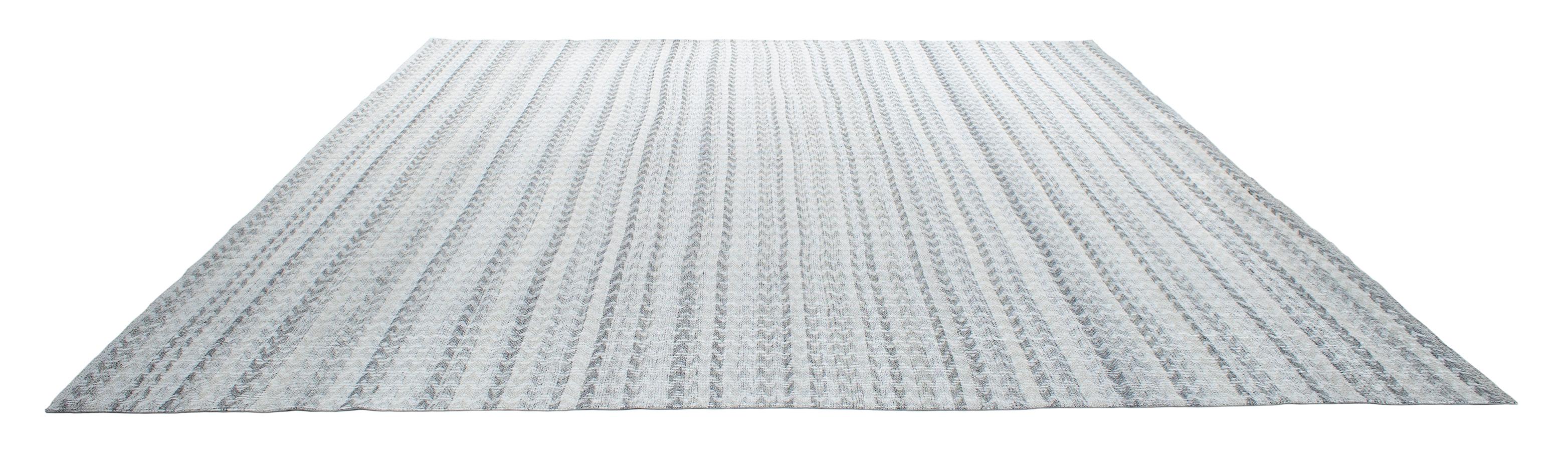 Mid-Century Modern Modern Handwoven Flat-Weave Textured Rug in Grey and Ivory Color For Sale